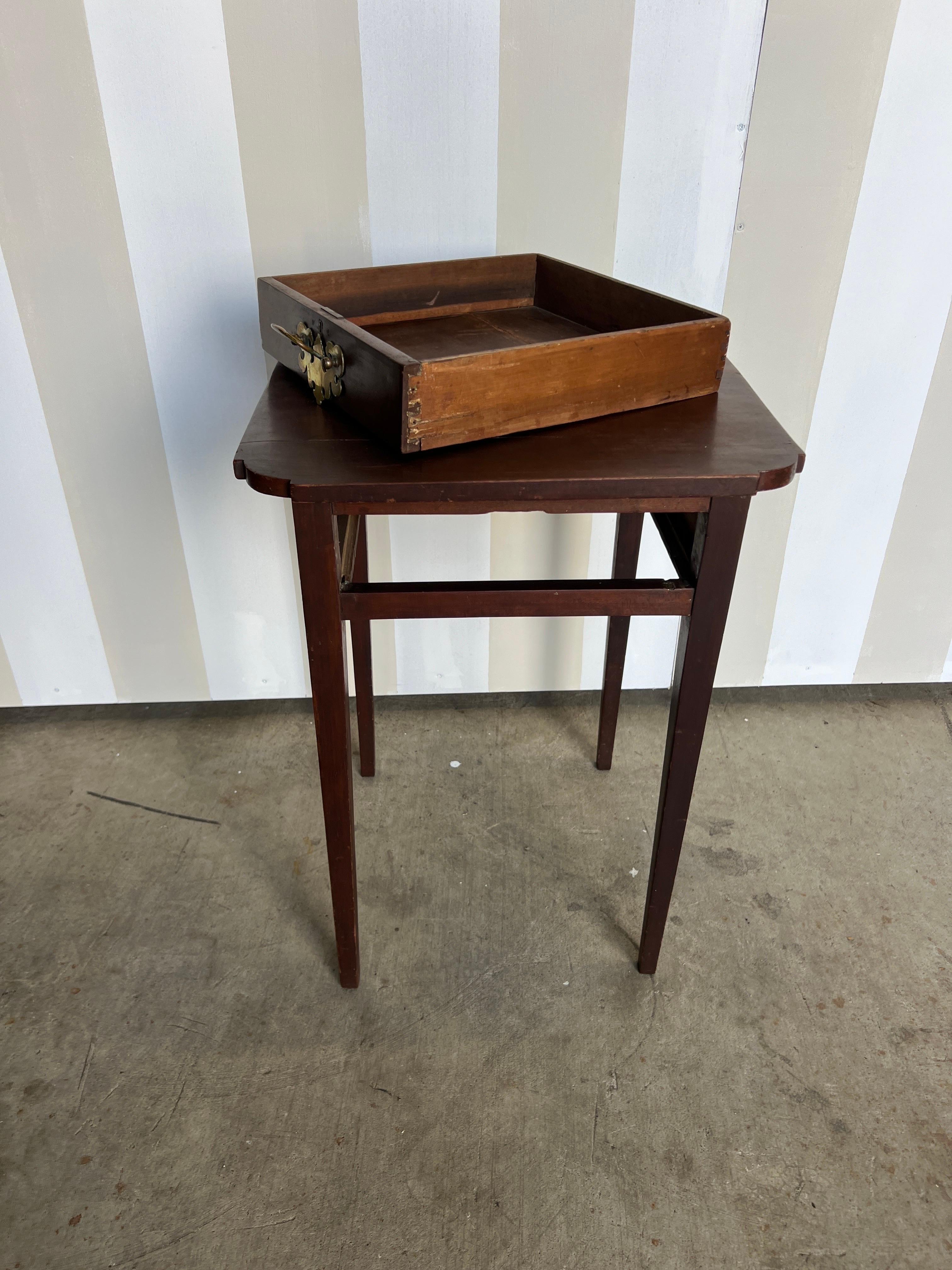 19th Century Virginia Walnut and Poplar Side Table For Sale 4
