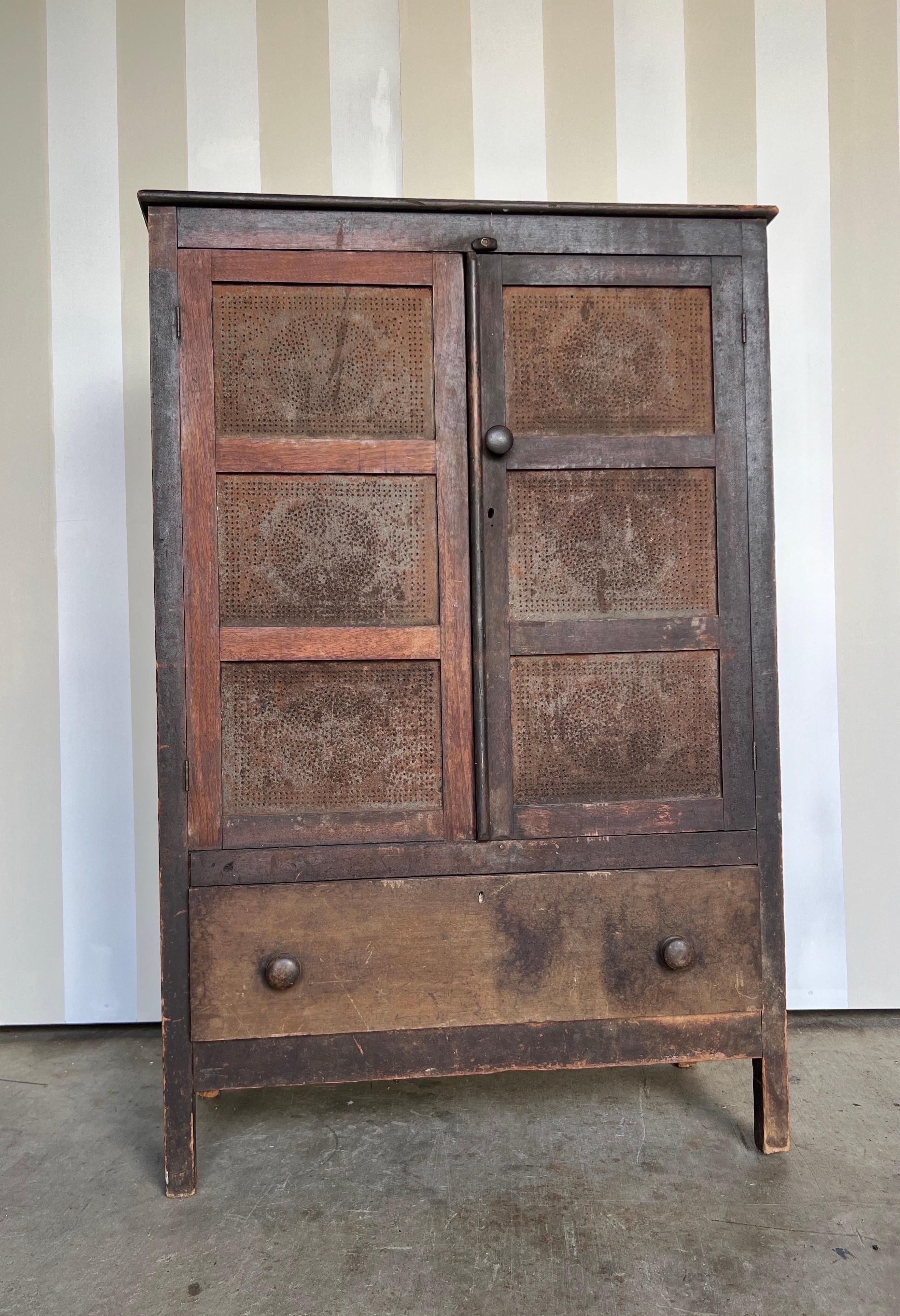 Cassaforte per torte in legno di noce della Virginia del 19° secolo con barattoli originali con punzonatura a stella in condizioni di conservazione. Una porta è stata pulita, per il resto 