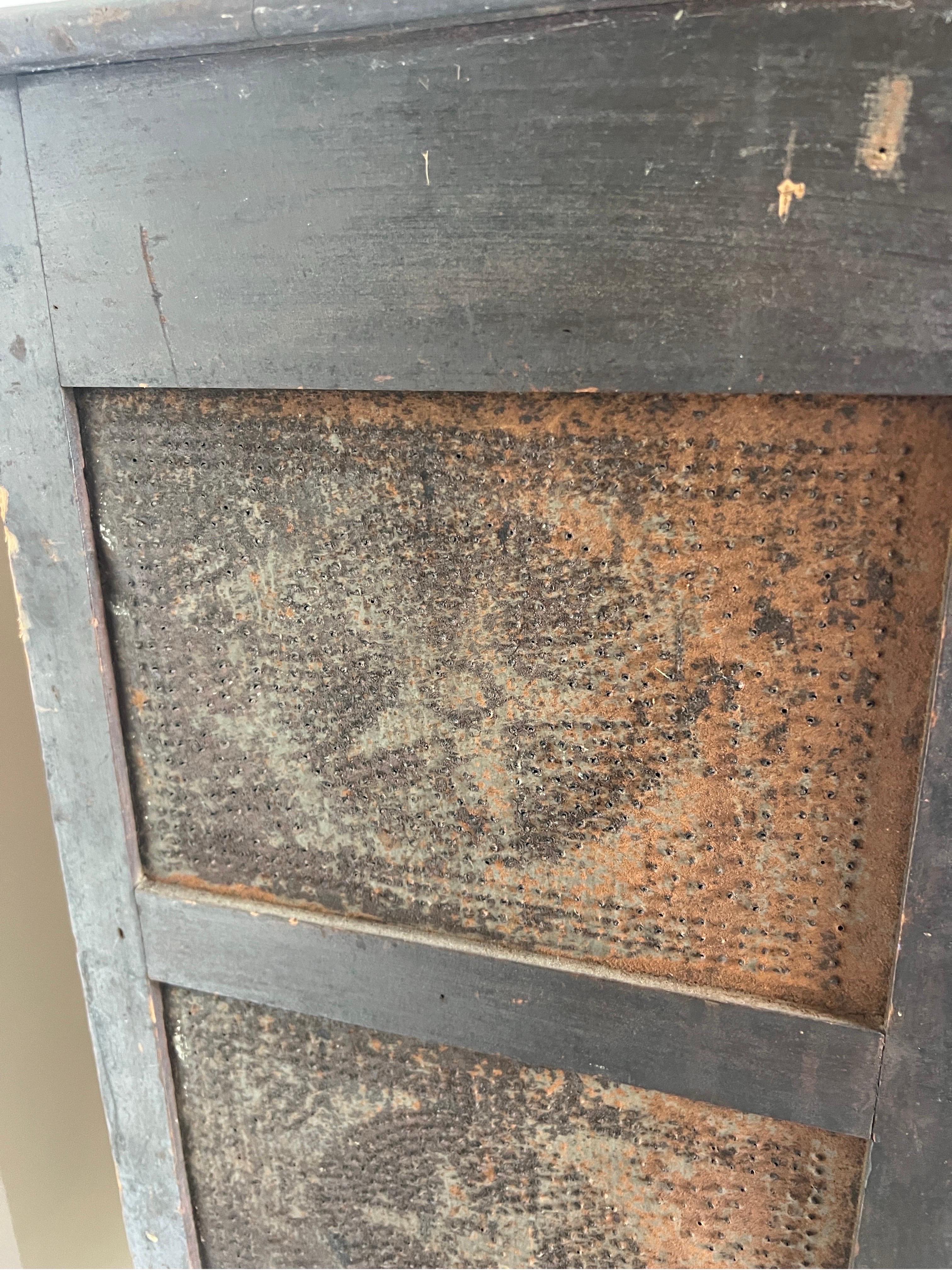 Stagno Cassaforte per torte in noce della Virginia del XIX secolo con barattoli originali punzonati a stella in vendita