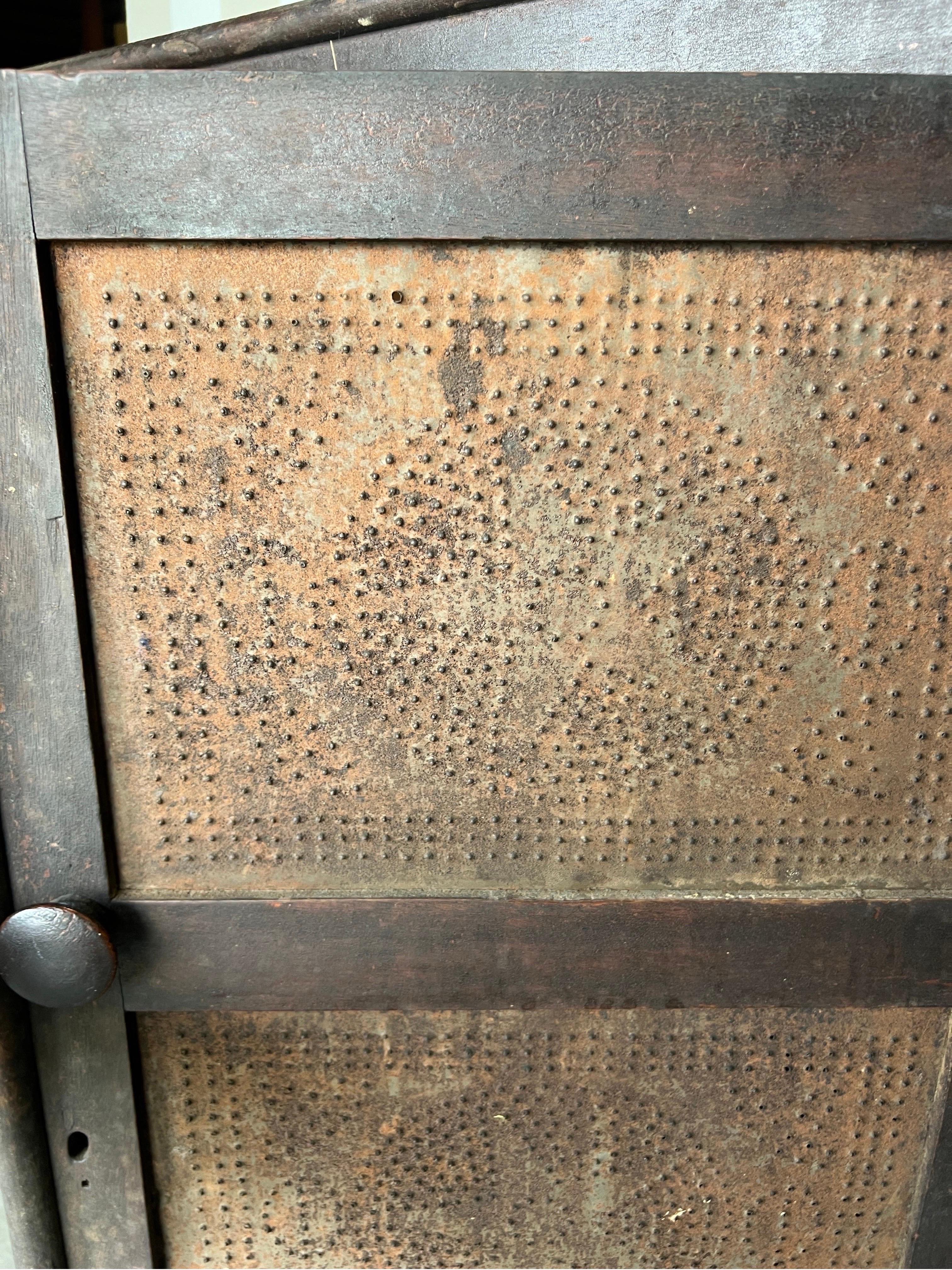 Cassaforte per torte in noce della Virginia del XIX secolo con barattoli originali punzonati a stella in vendita 1