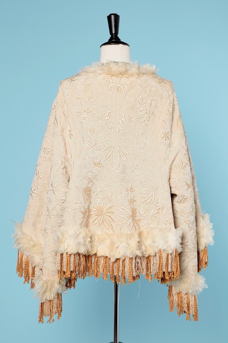 Jacke „Visite“ aus dem 19. Jahrhundert mit elfenbeinfarbenen Seidenfädenstickereien und Federn  Damen im Angebot