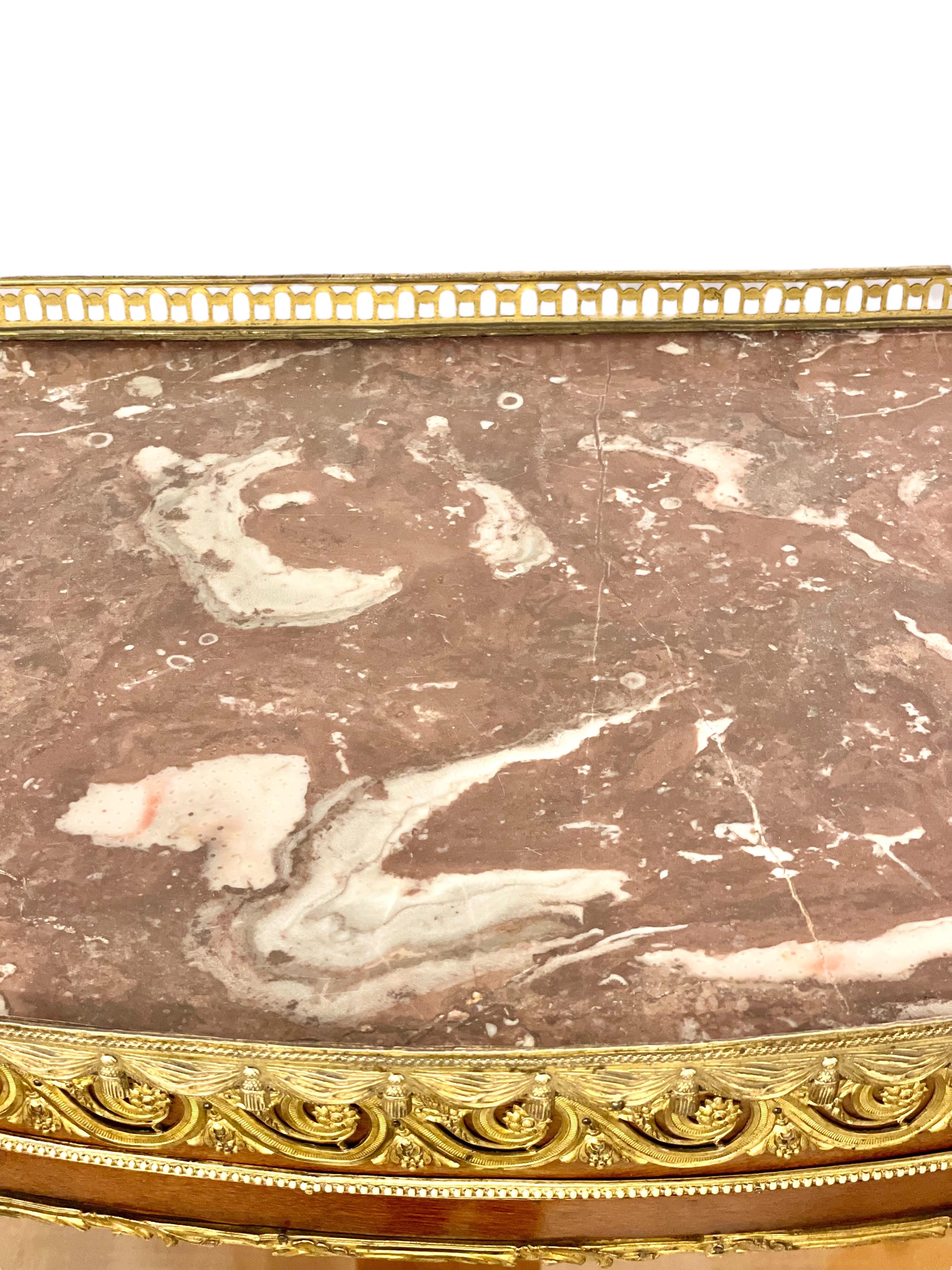 Vitrina del Siglo XIX con Ormolu, Tapa de Mármol y Paneles de Cristal en venta 5