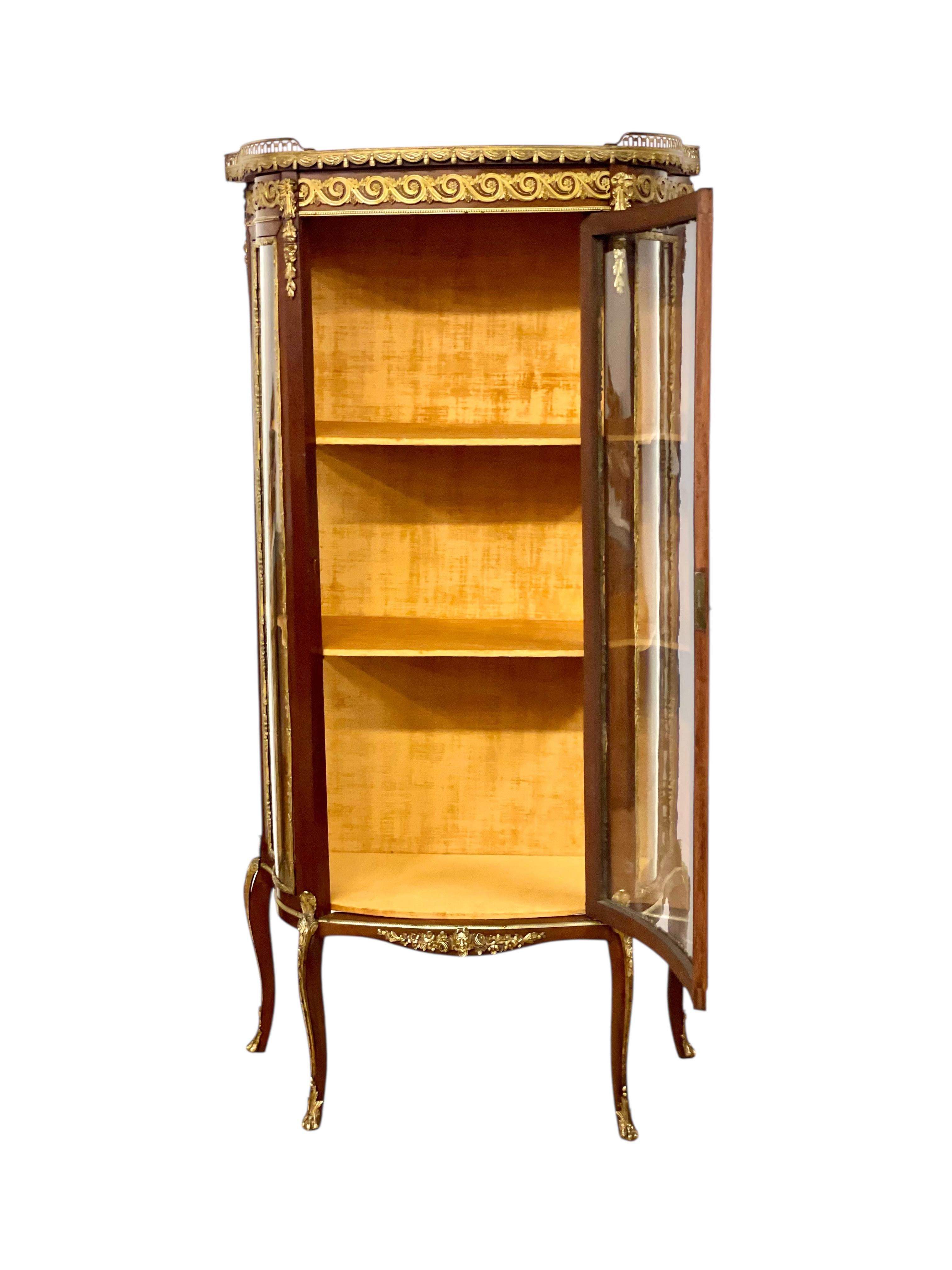 Vitrina del Siglo XIX con Ormolu, Tapa de Mármol y Paneles de Cristal en venta 7