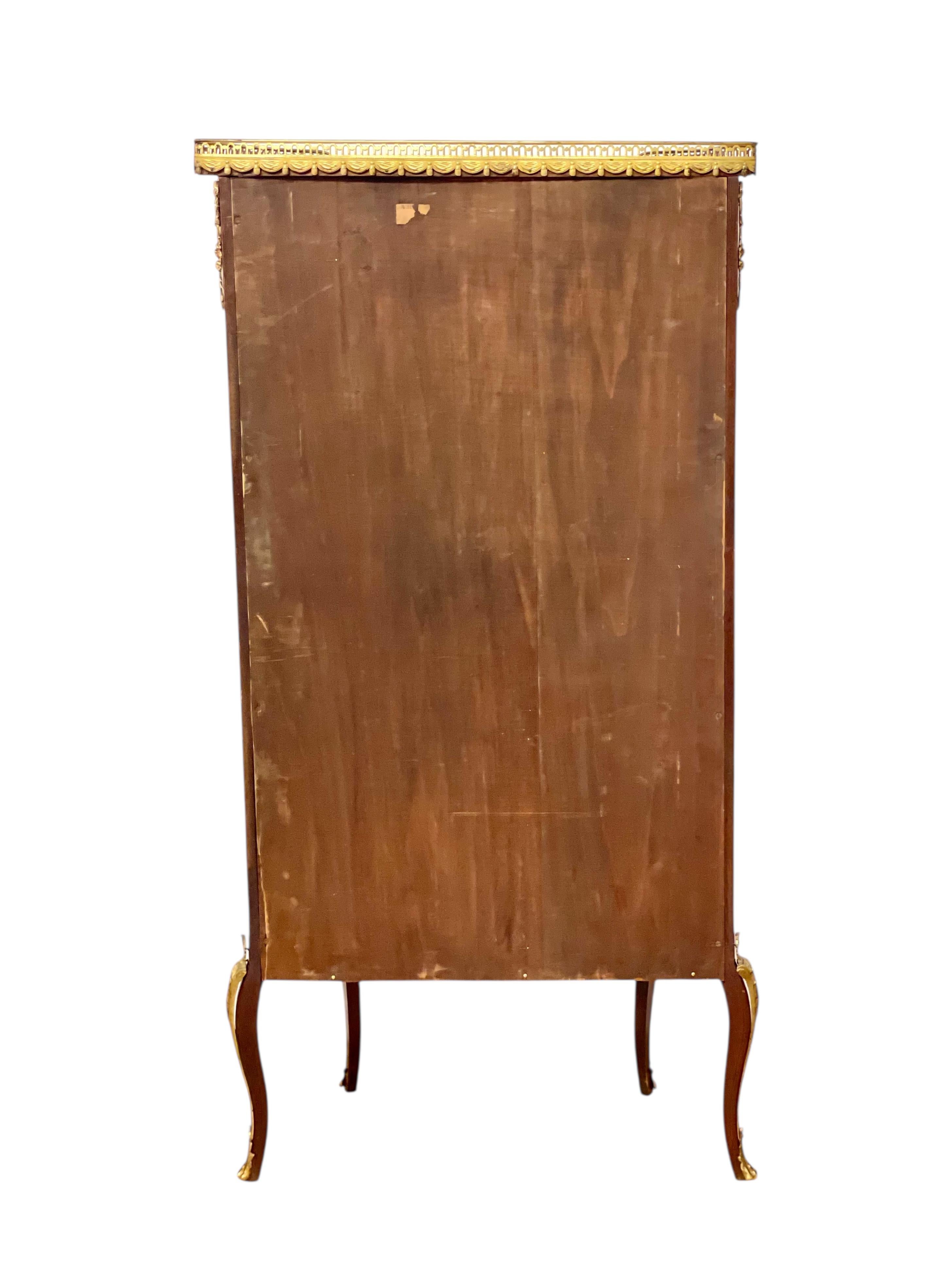 Vitrina del Siglo XIX con Ormolu, Tapa de Mármol y Paneles de Cristal en venta 8