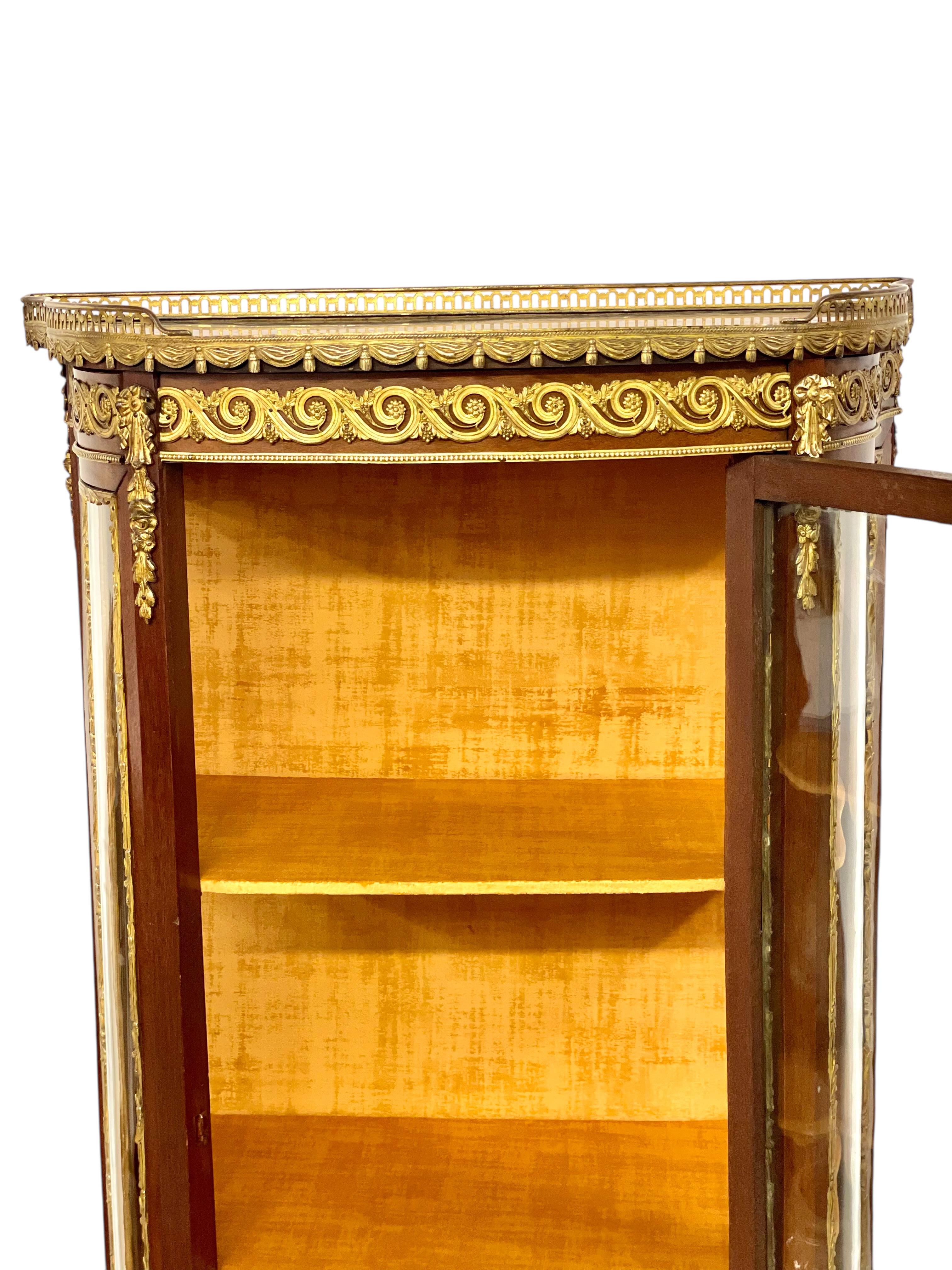 Vitrina del Siglo XIX con Ormolu, Tapa de Mármol y Paneles de Cristal en venta 9