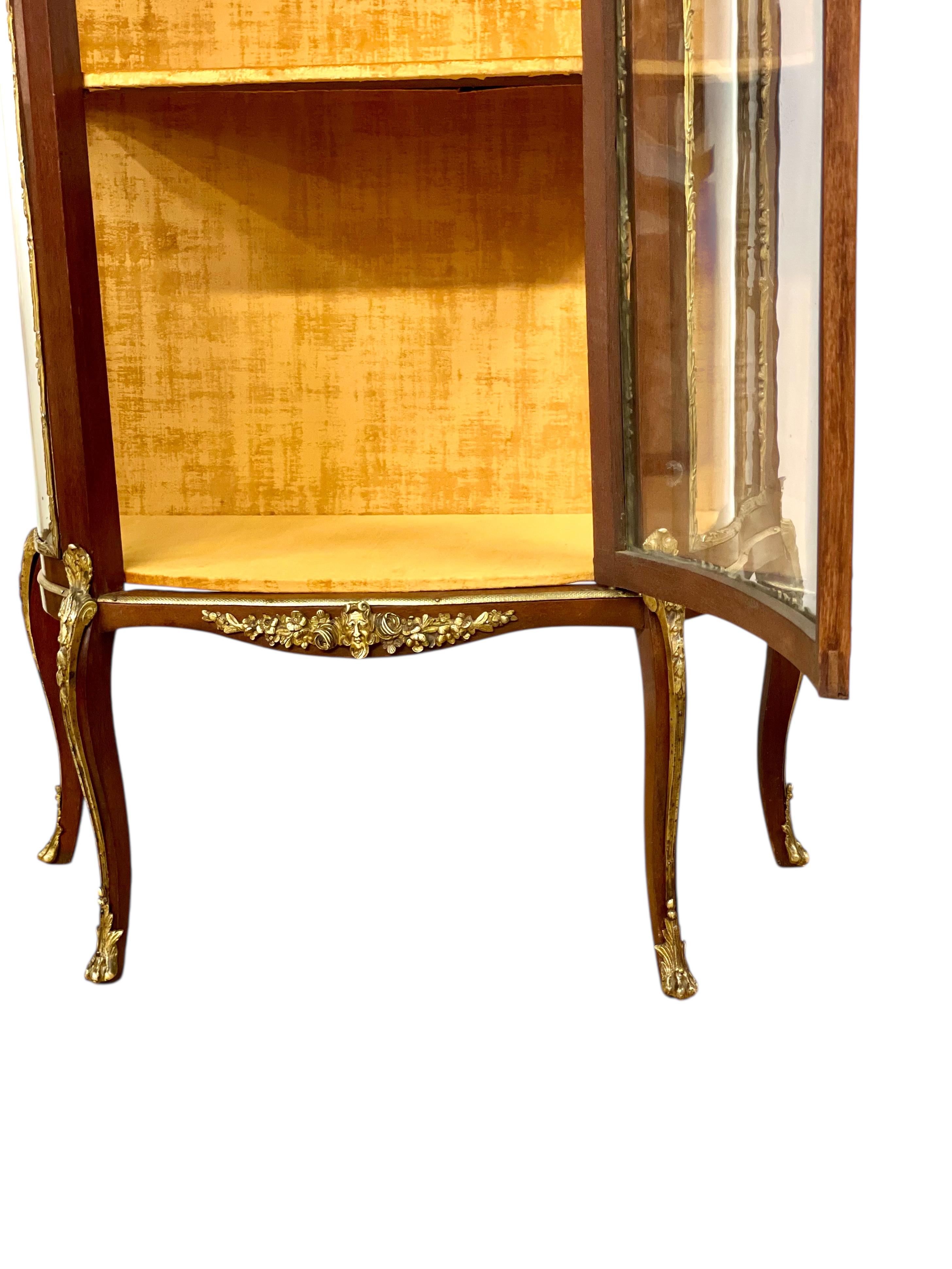 Vitrina del Siglo XIX con Ormolu, Tapa de Mármol y Paneles de Cristal en venta 10