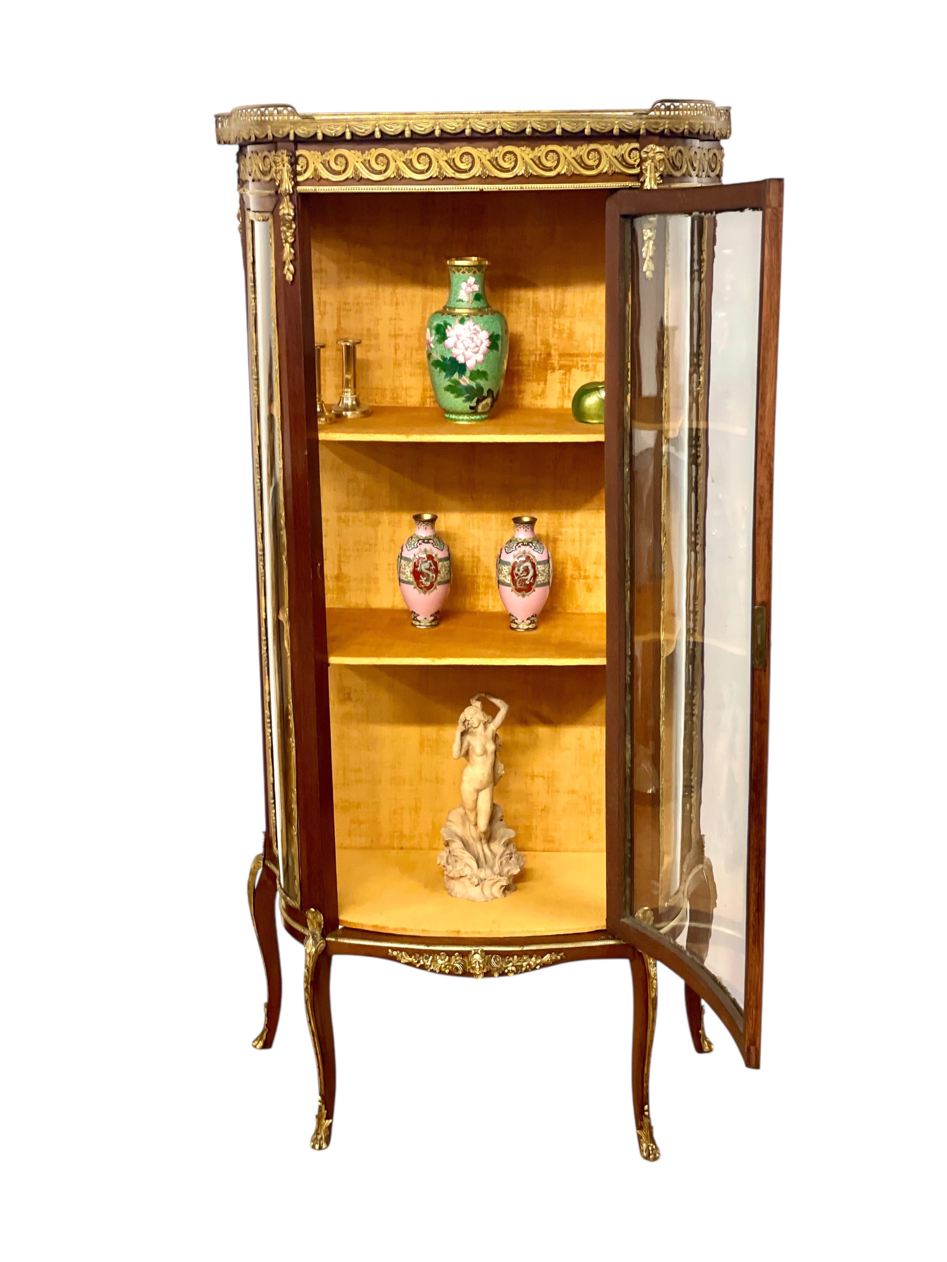 Vitrina del Siglo XIX con Ormolu, Tapa de Mármol y Paneles de Cristal en venta 11