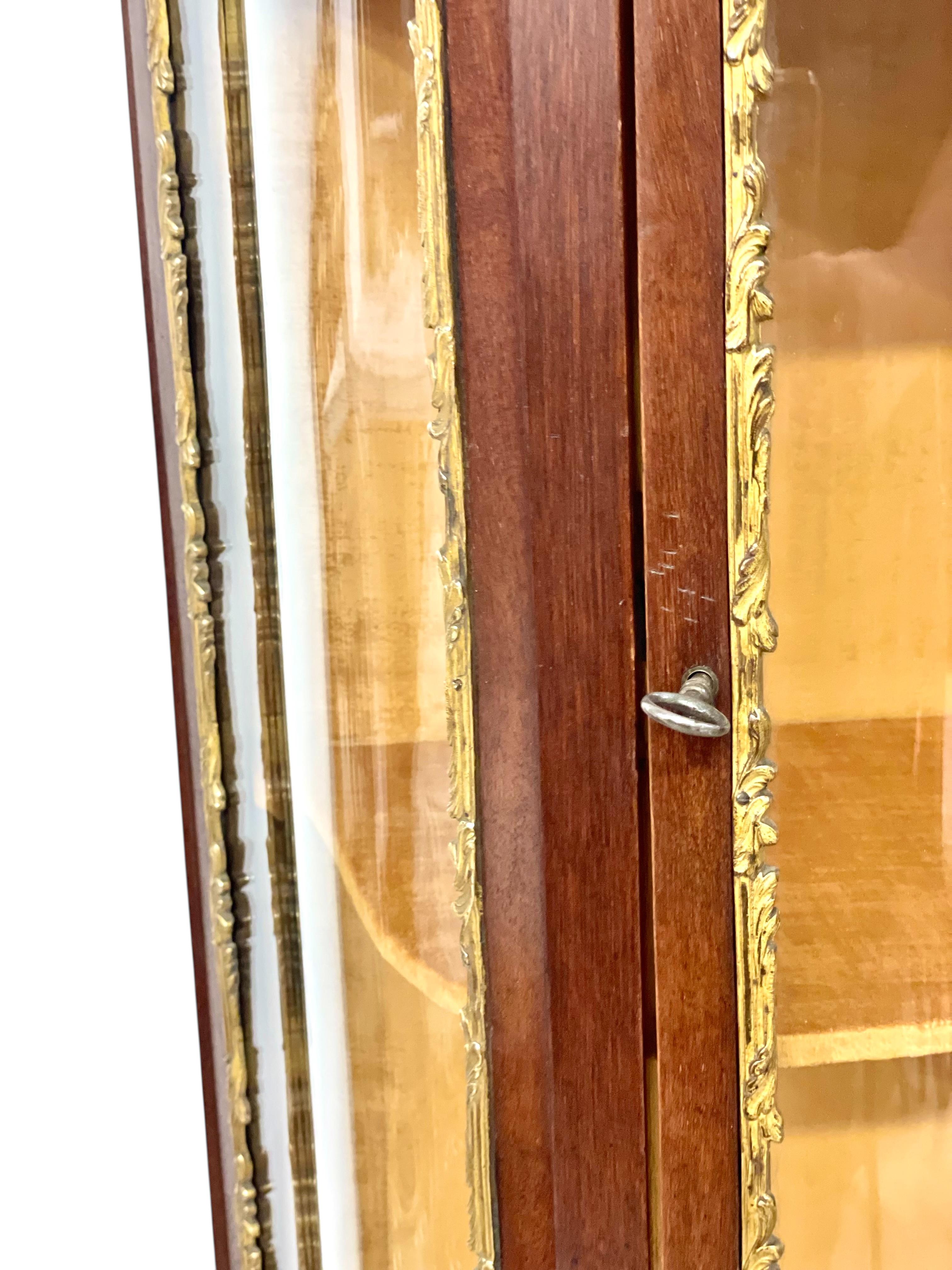 Vitrina del Siglo XIX con Ormolu, Tapa de Mármol y Paneles de Cristal Francés en venta
