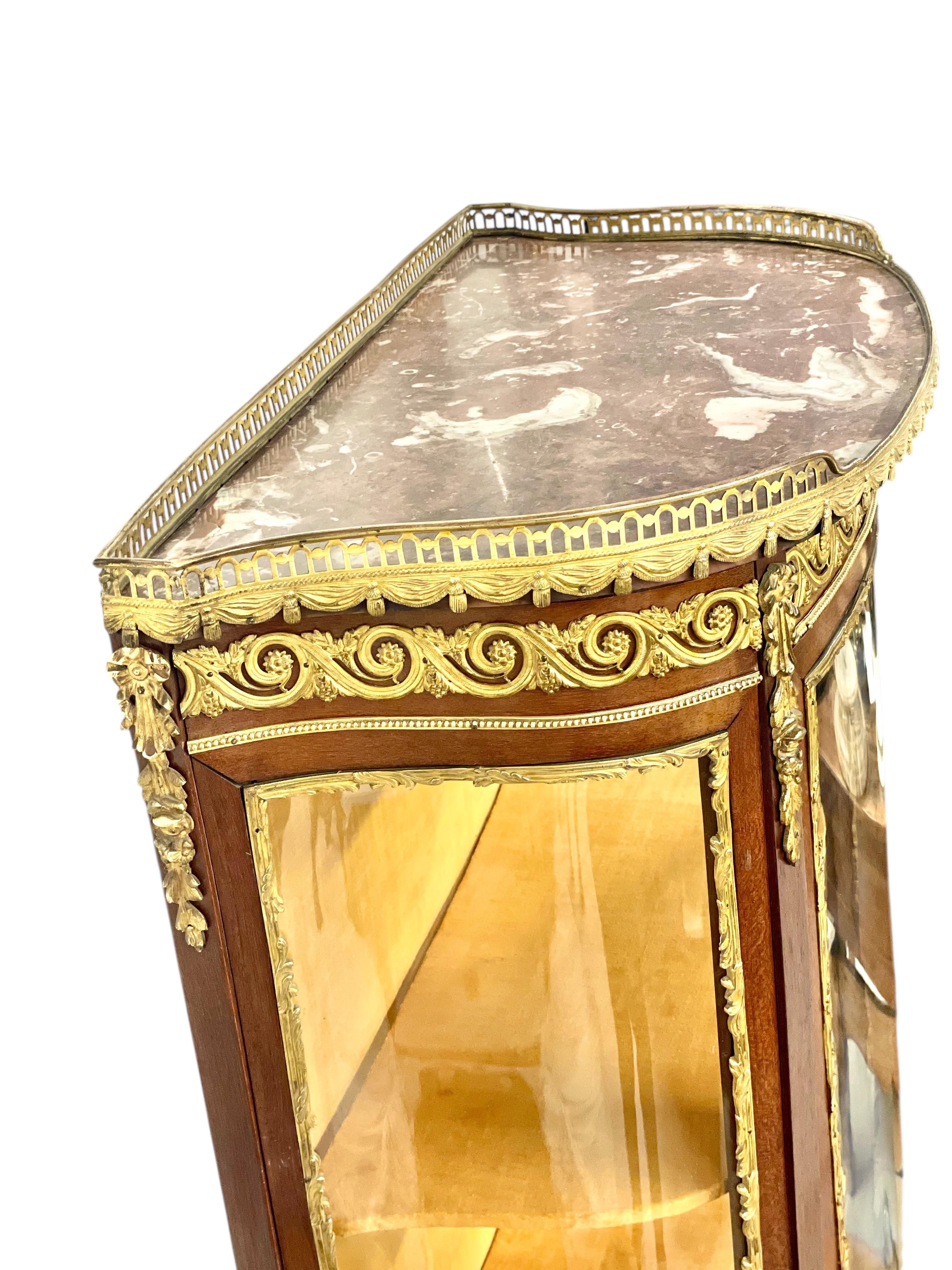 Vitrina del Siglo XIX con Ormolu, Tapa de Mármol y Paneles de Cristal en Bueno estado para la venta en LA CIOTAT, FR