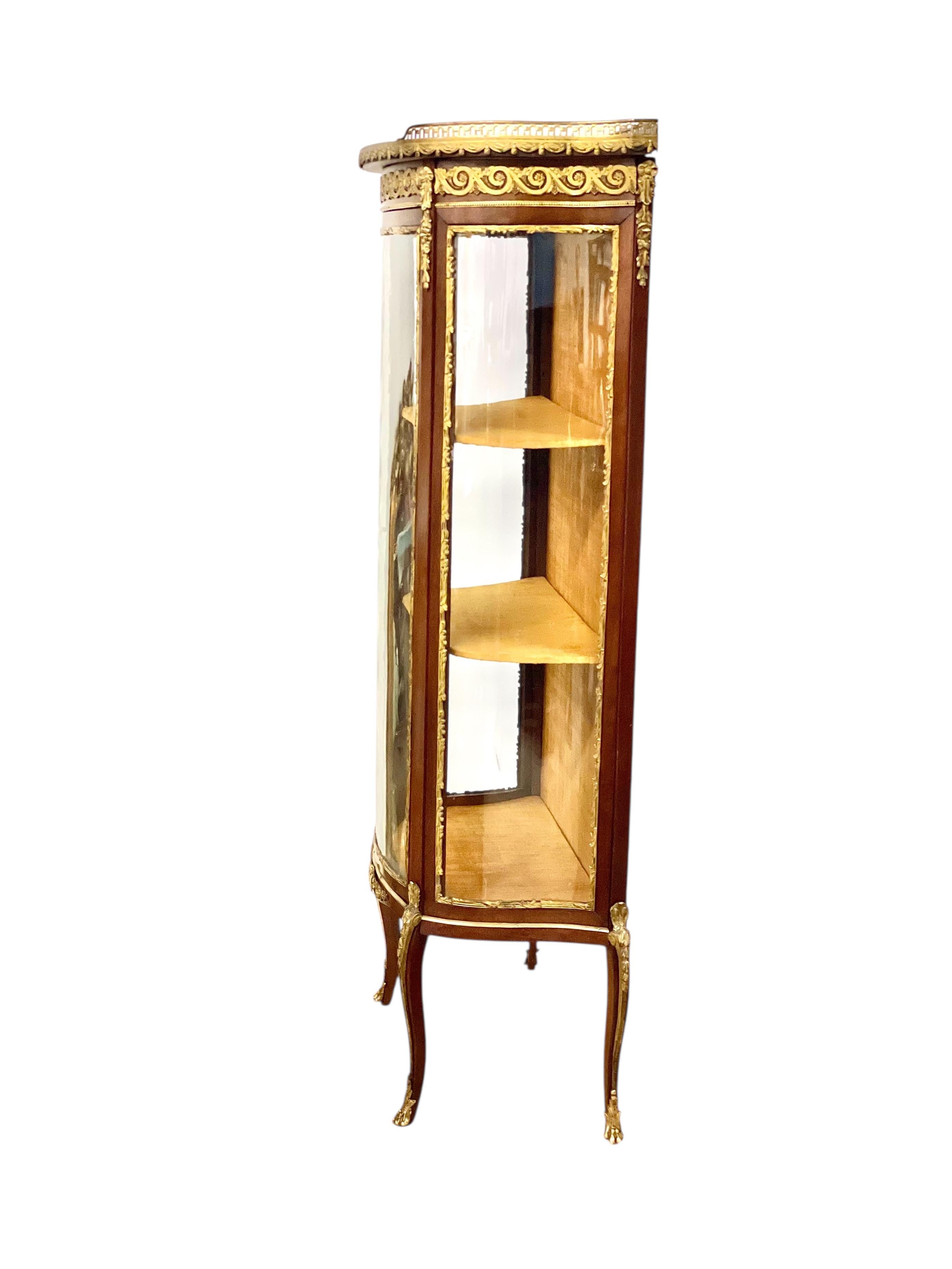 Vitrina del Siglo XIX con Ormolu, Tapa de Mármol y Paneles de Cristal siglo XIX en venta