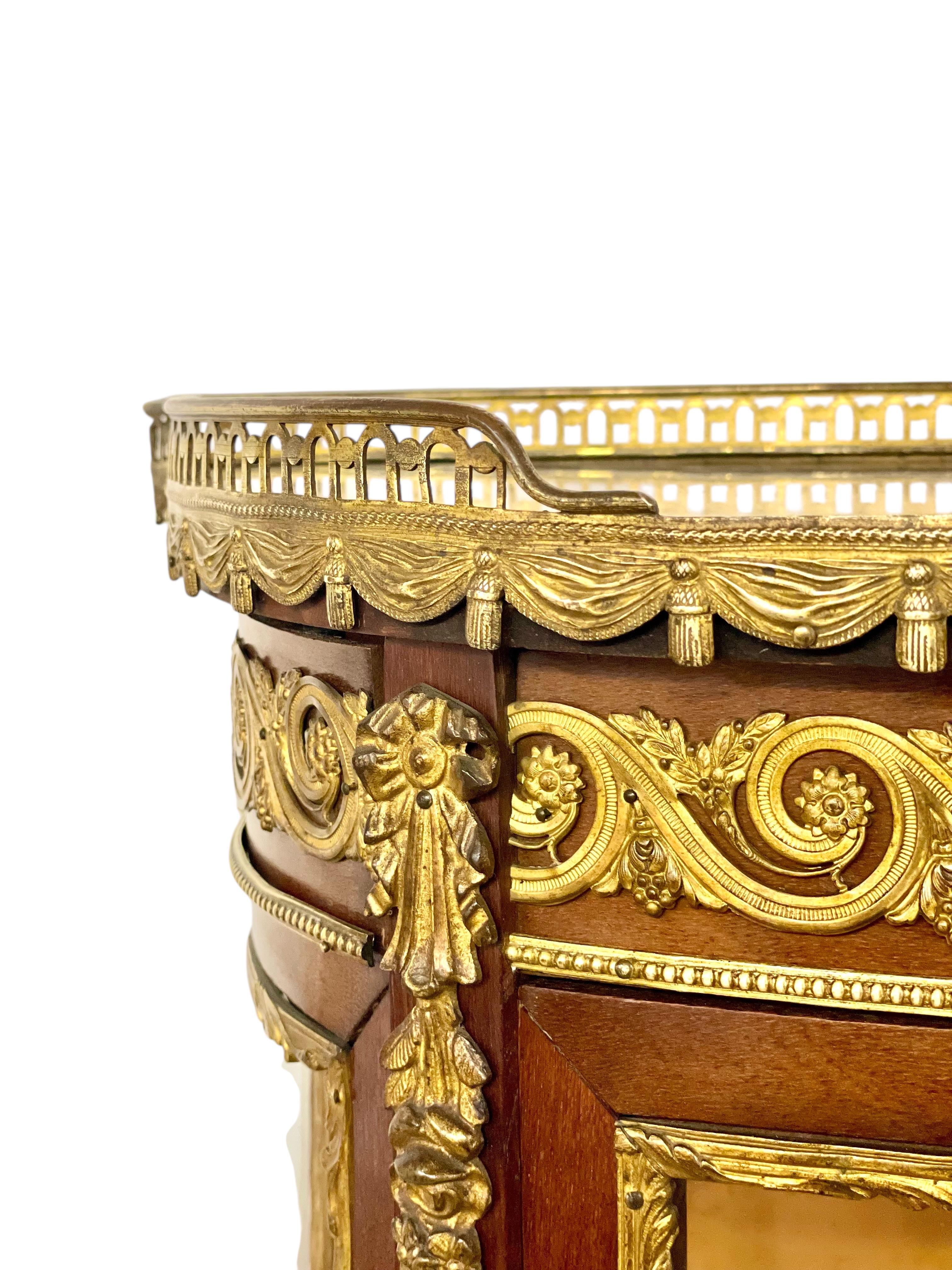 Vitrina del Siglo XIX con Ormolu, Tapa de Mármol y Paneles de Cristal Bronce en venta