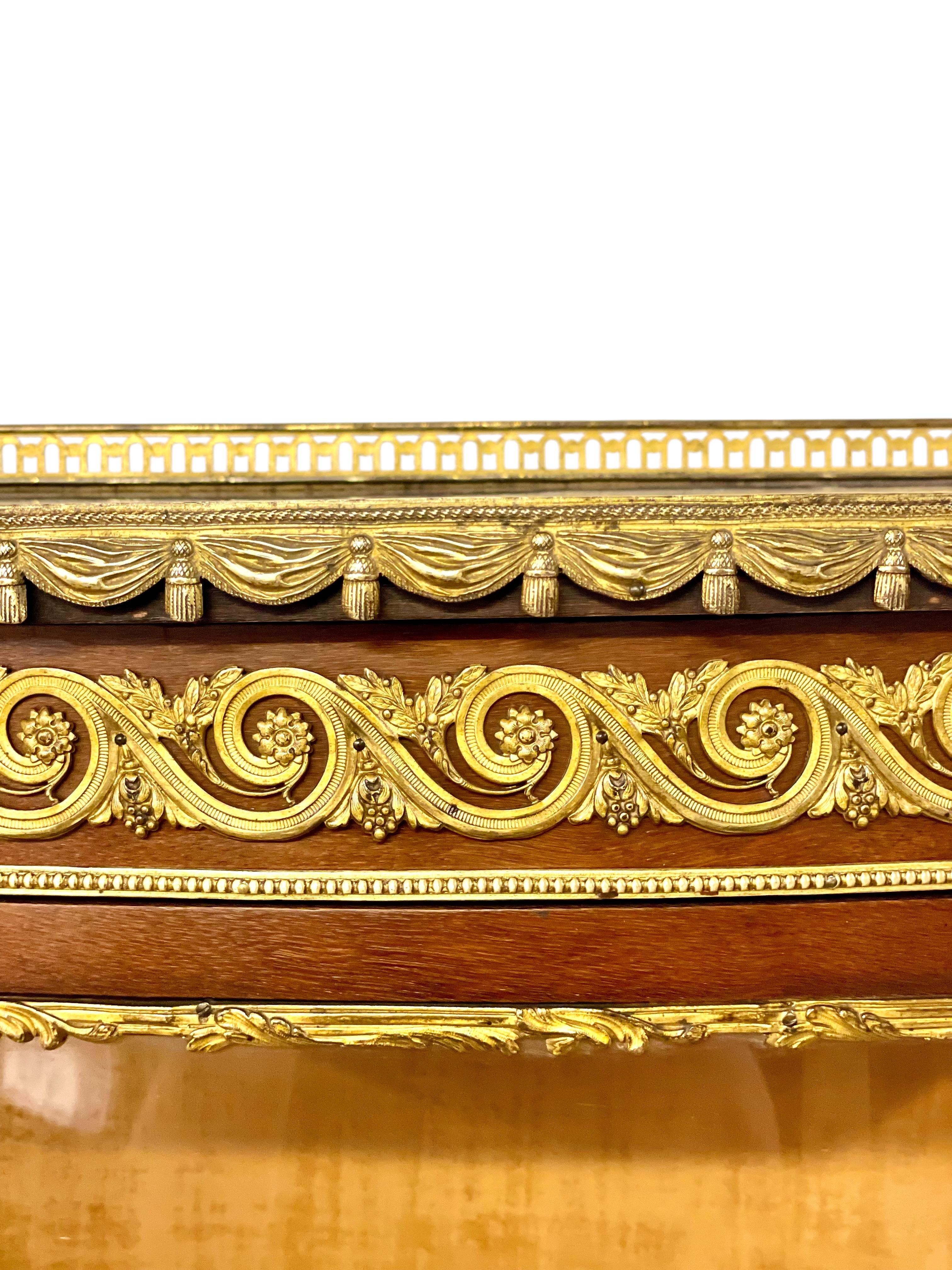 Vitrina del Siglo XIX con Ormolu, Tapa de Mármol y Paneles de Cristal en venta 1