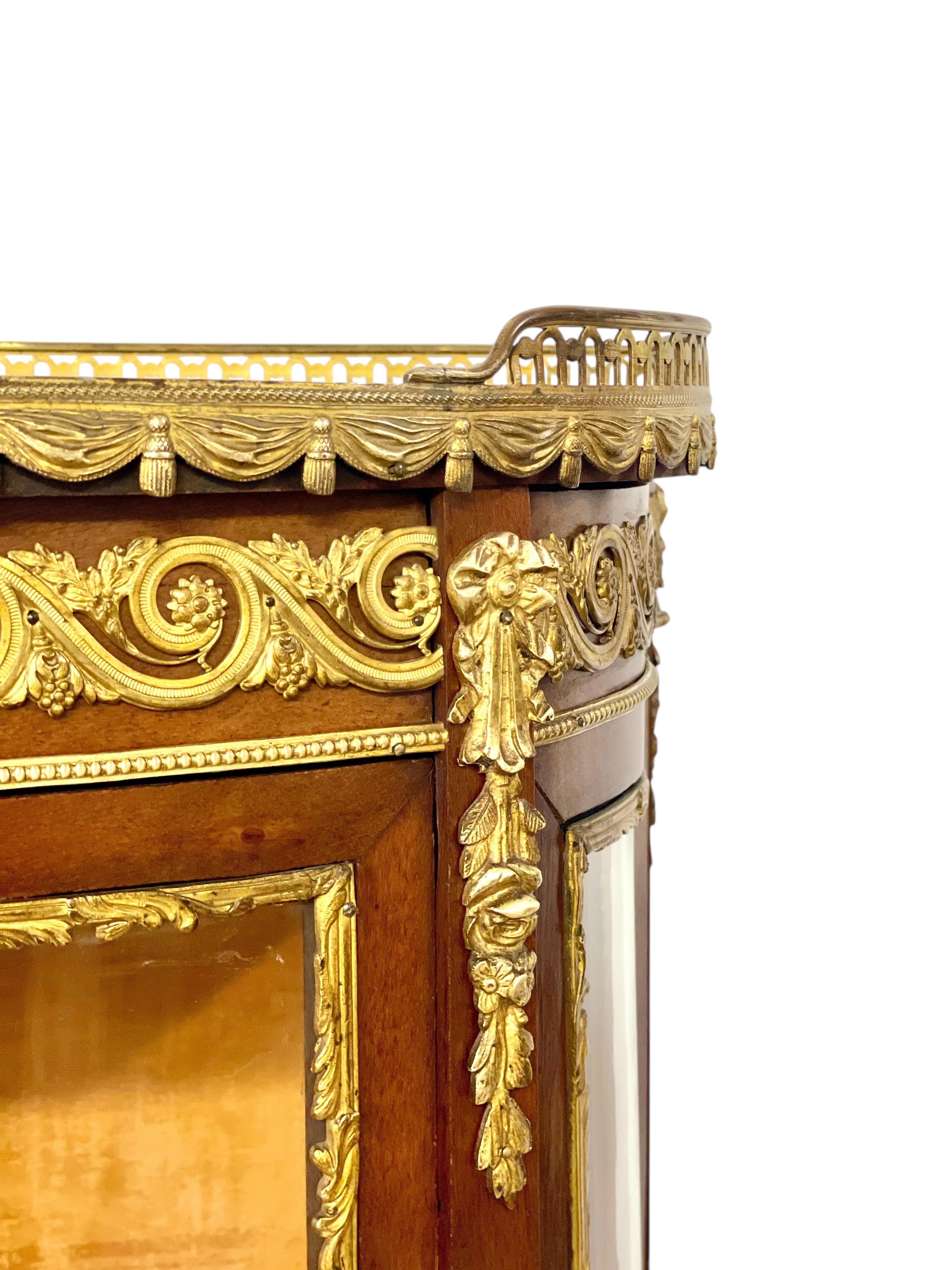 Vitrina del Siglo XIX con Ormolu, Tapa de Mármol y Paneles de Cristal en venta 2
