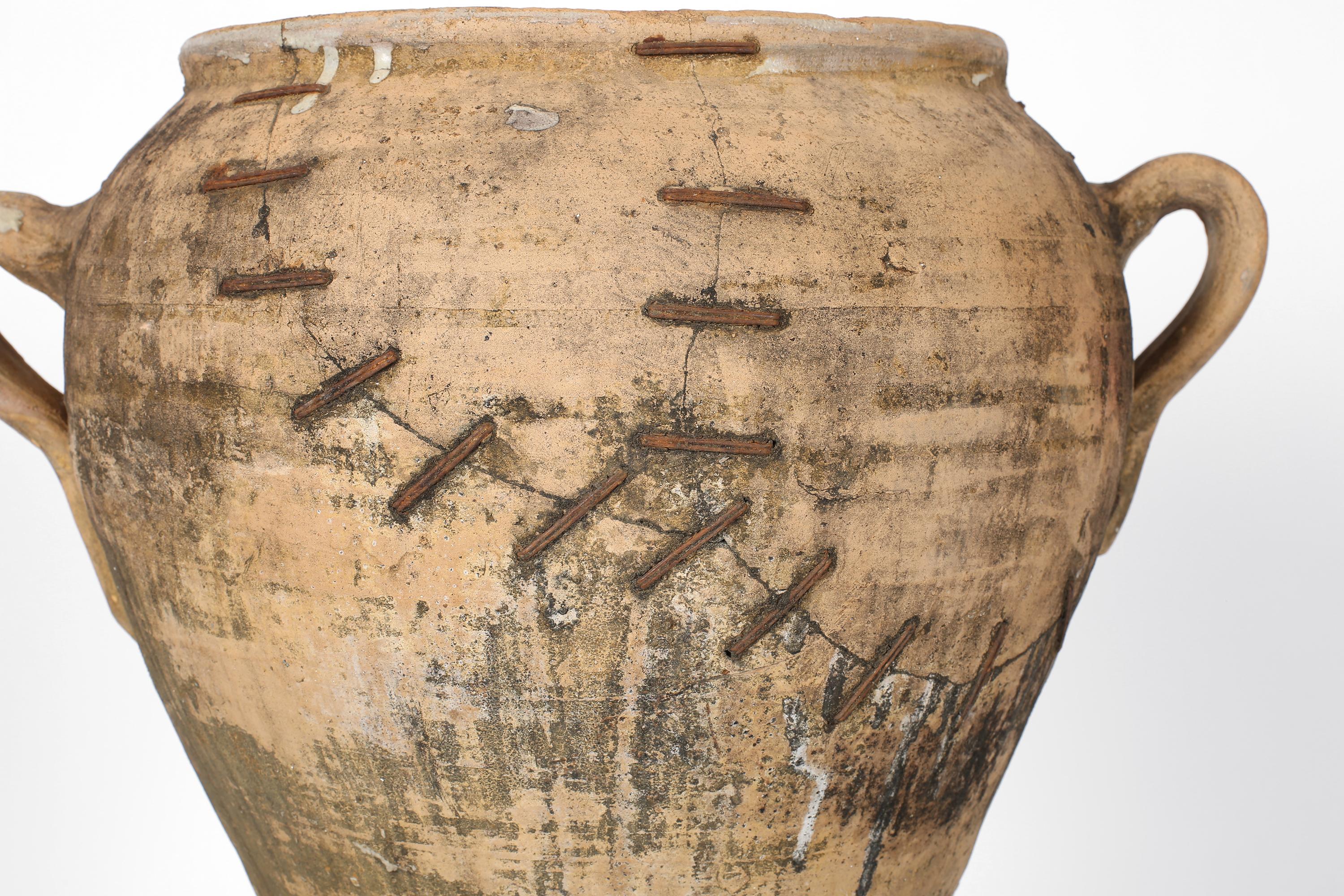 Spagnolo Vaso spagnolo primitivo Wabi Sabi del 19° secolo con graffette in vendita