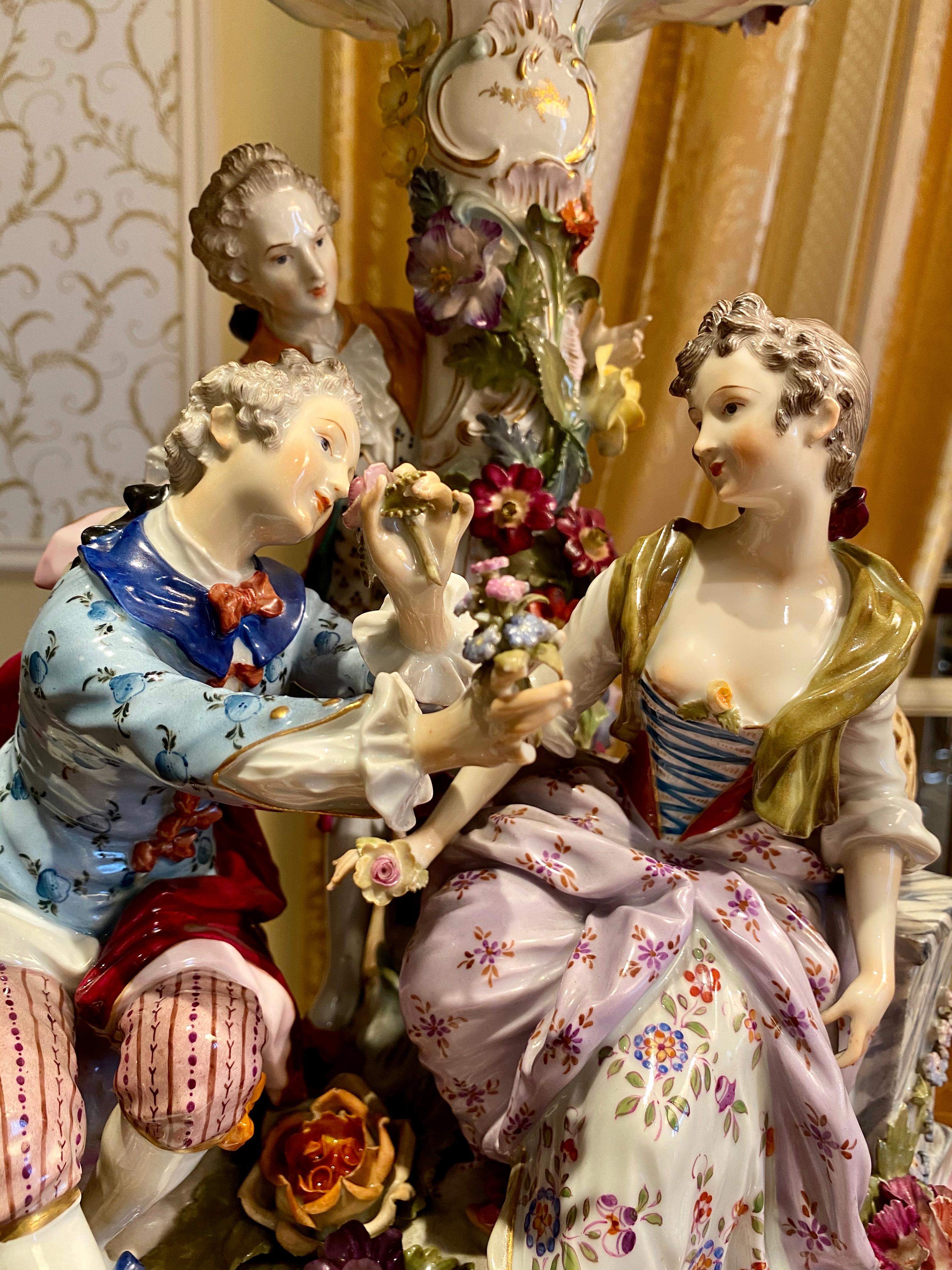 19th Century, Waldershof Bavaria Germany Porcelain Centerpiece In Good Condition For Sale In Beaune, FR