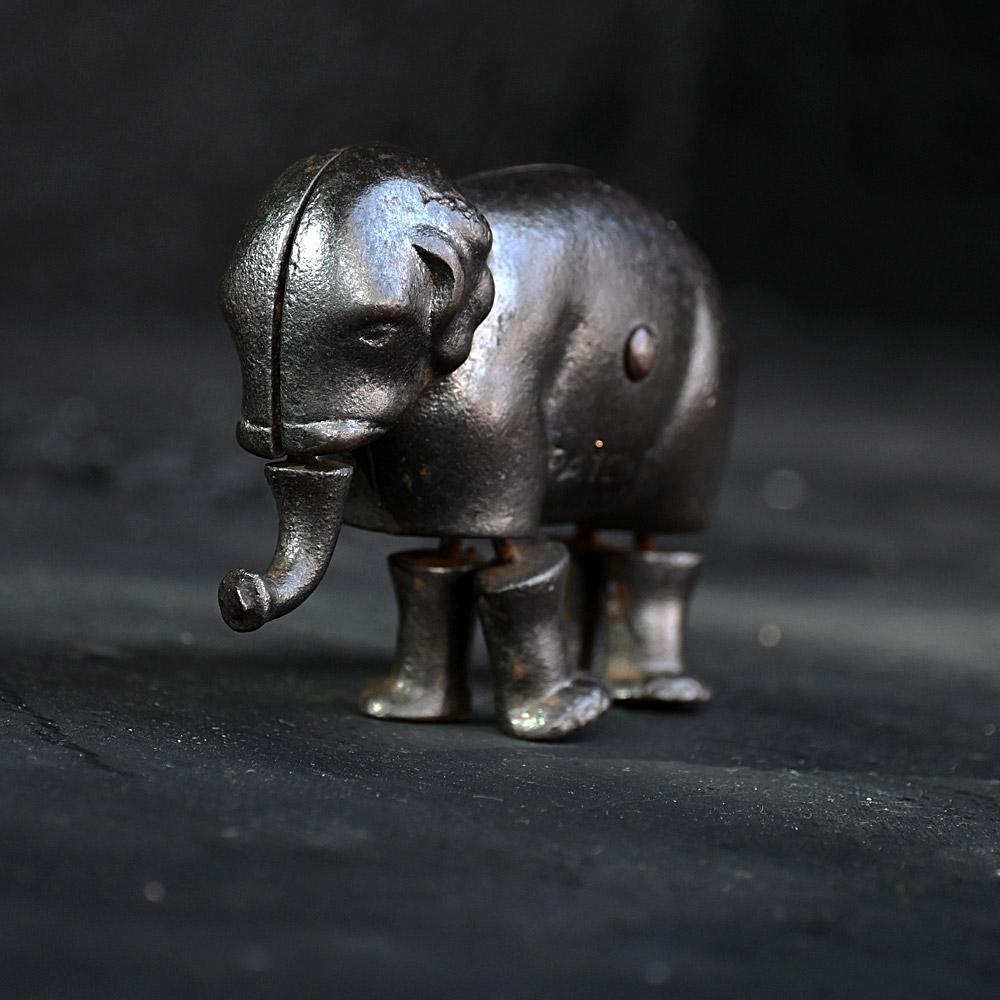 Elefante giocattolo da passeggio del XIX secolo

Con tronco e gambe articolate
Con il marchio 