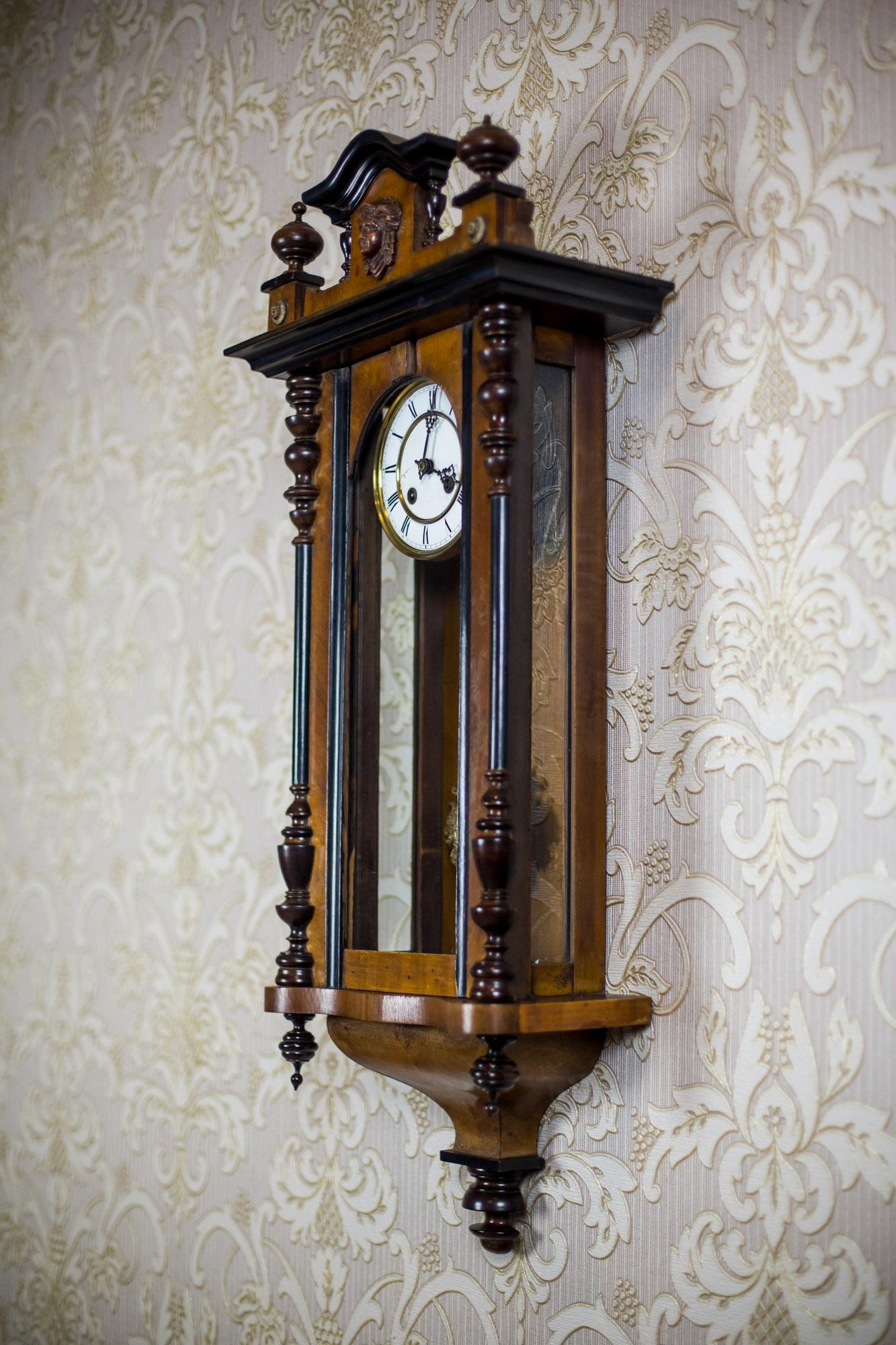 We present you this antique, circa Q4 of the 19th century.
The mechanism is in a glazed, hinged case. The pendulum is cast in brass.
Furthermore, the case is topped with a cornice with a crest and pinnacles.

This clock strikes full hours and