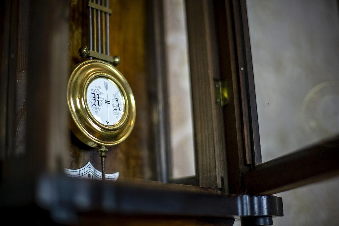 Horloge murale du 19e siècle dans un boîtier en bois brun foncé en vente 4