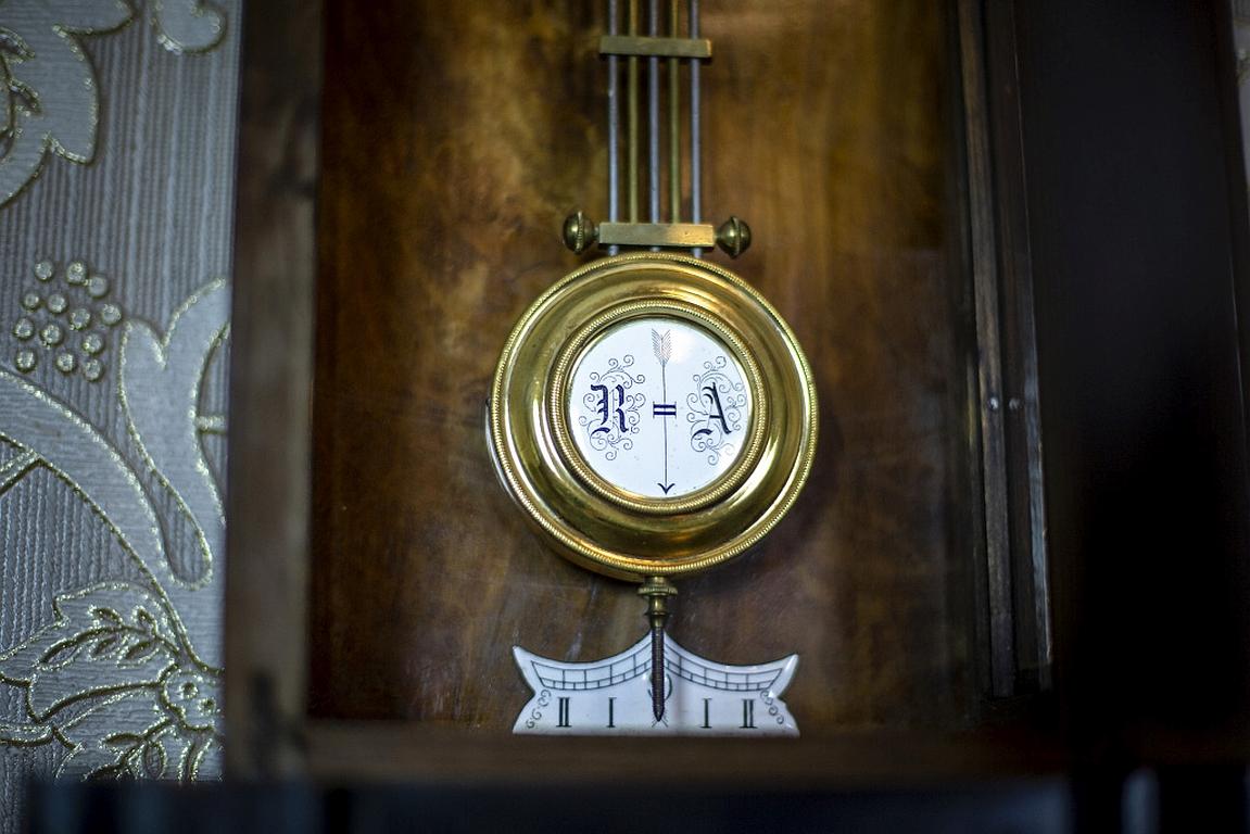 Horloge murale du 19e siècle dans un boîtier en bois brun foncé en vente 5