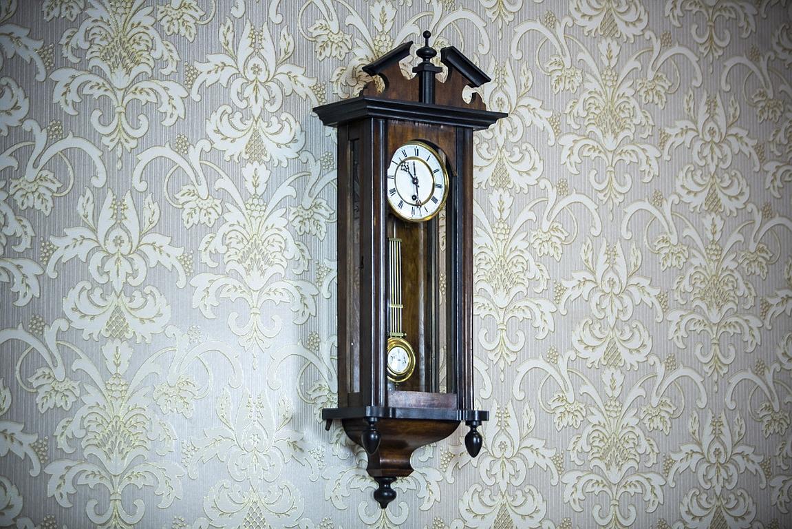 Horloge murale du 19e siècle dans un boîtier en bois brun foncé

Nous vous présentons cette grande horloge murale de la fin du 19e siècle dans un coffret en bois.

L'article est en très bon état. L'horloge a fait l'objet d'un service horlogique...