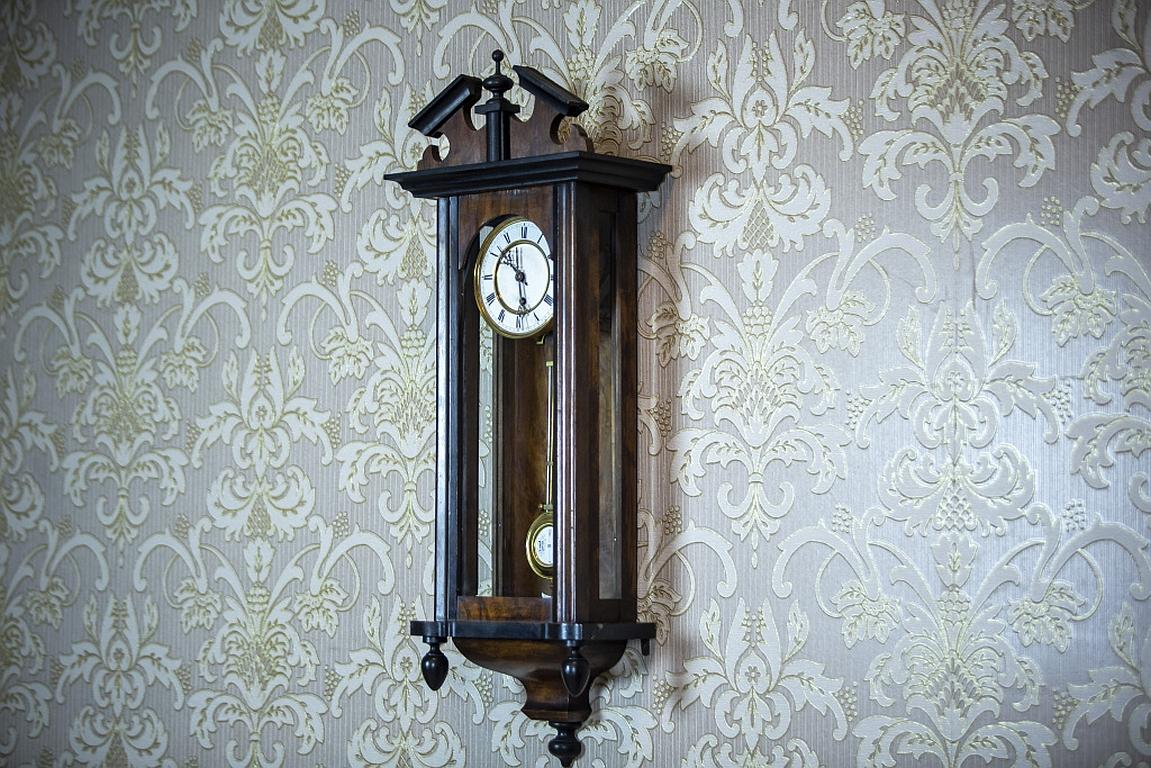 Arts and Crafts Horloge murale du 19e siècle dans un boîtier en bois brun foncé en vente