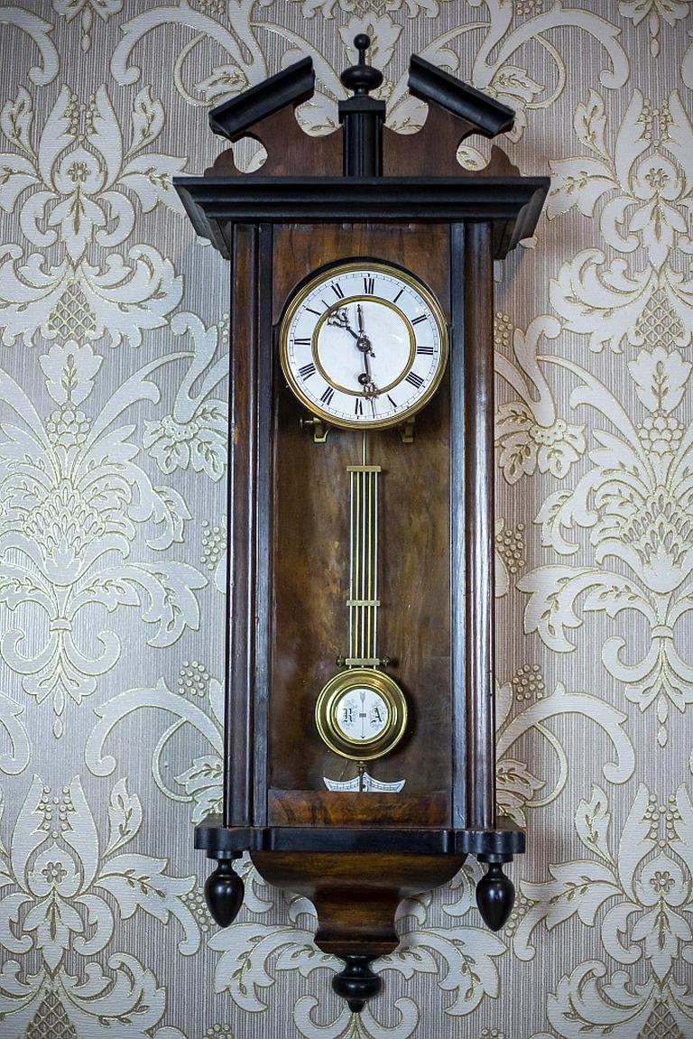Européen Horloge murale du 19e siècle dans un boîtier en bois brun foncé en vente
