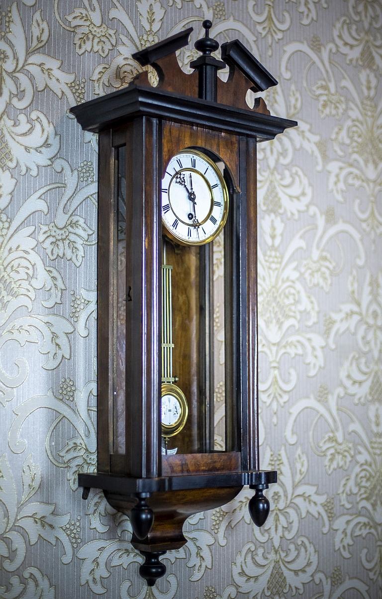 Horloge murale du 19e siècle dans un boîtier en bois brun foncé Bon état - En vente à Opole, PL