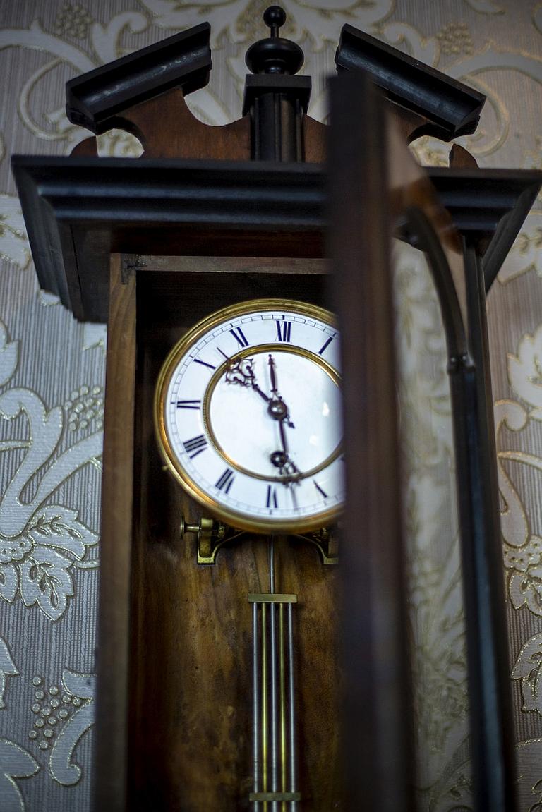 Horloge murale du 19e siècle dans un boîtier en bois brun foncé en vente 1