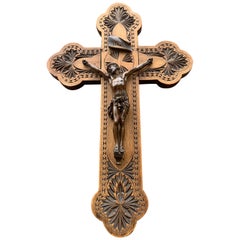 Antikes Wandkreuz, feinste Bronze, Corpus auf einem geschnitzten Kreuz montiert