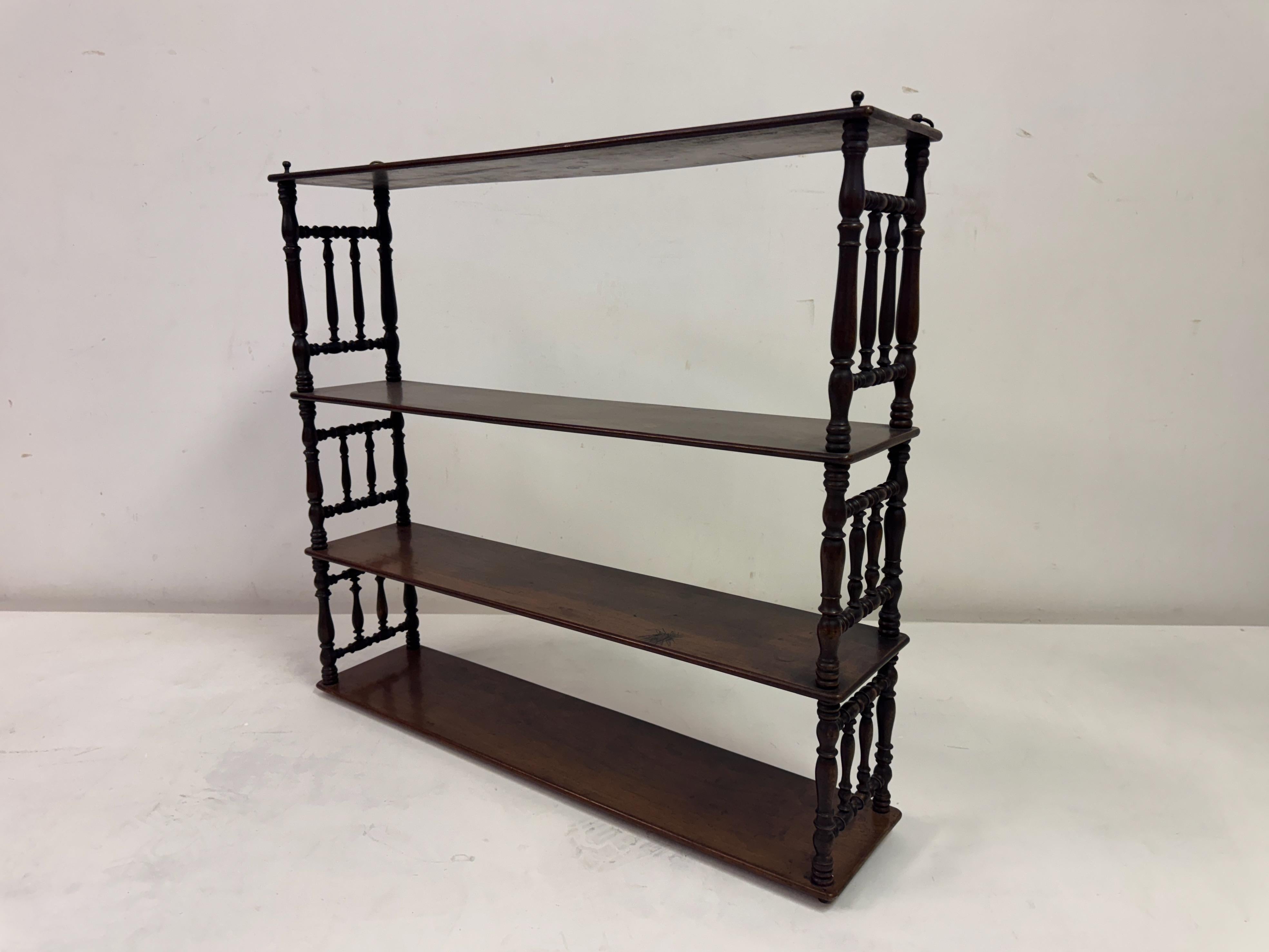 Estantes colgantes de pared del siglo XIX con soportes torneados en venta 4