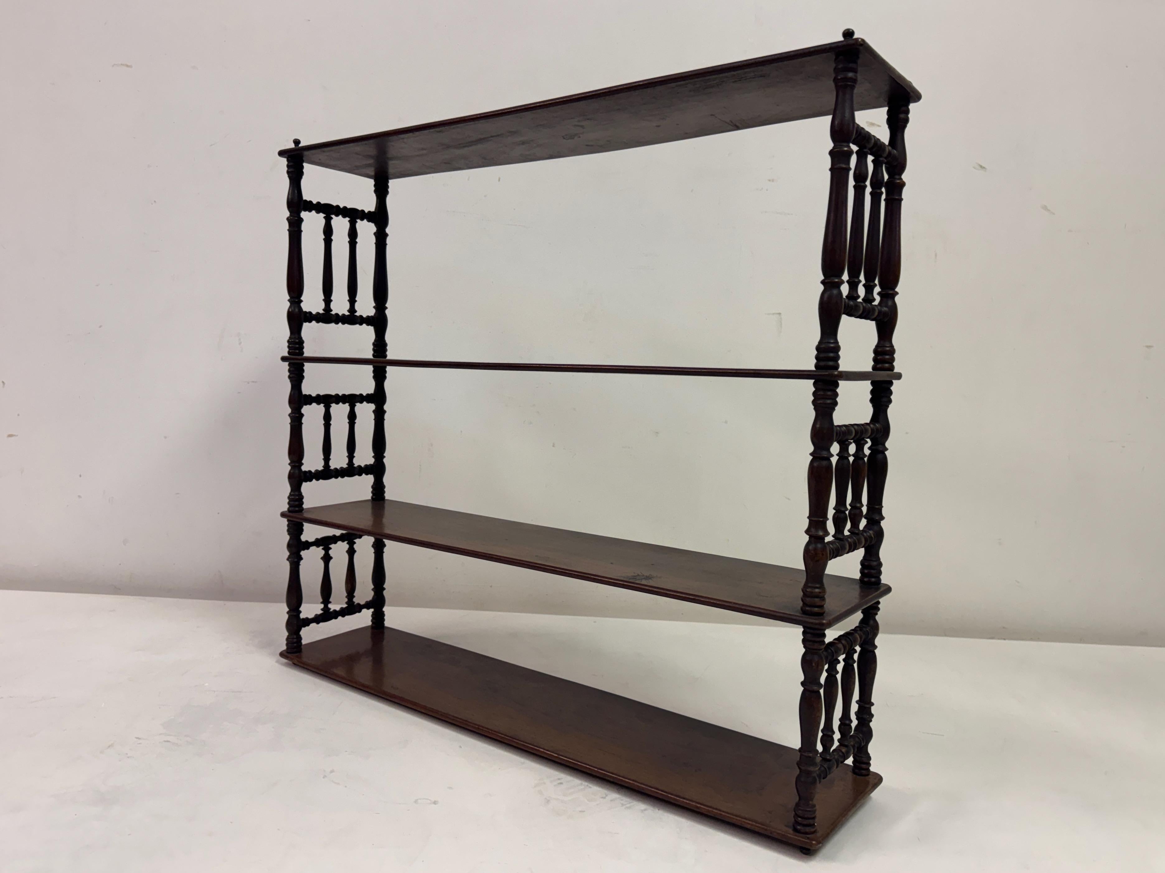 Estantes colgantes de pared del siglo XIX con soportes torneados en venta 5