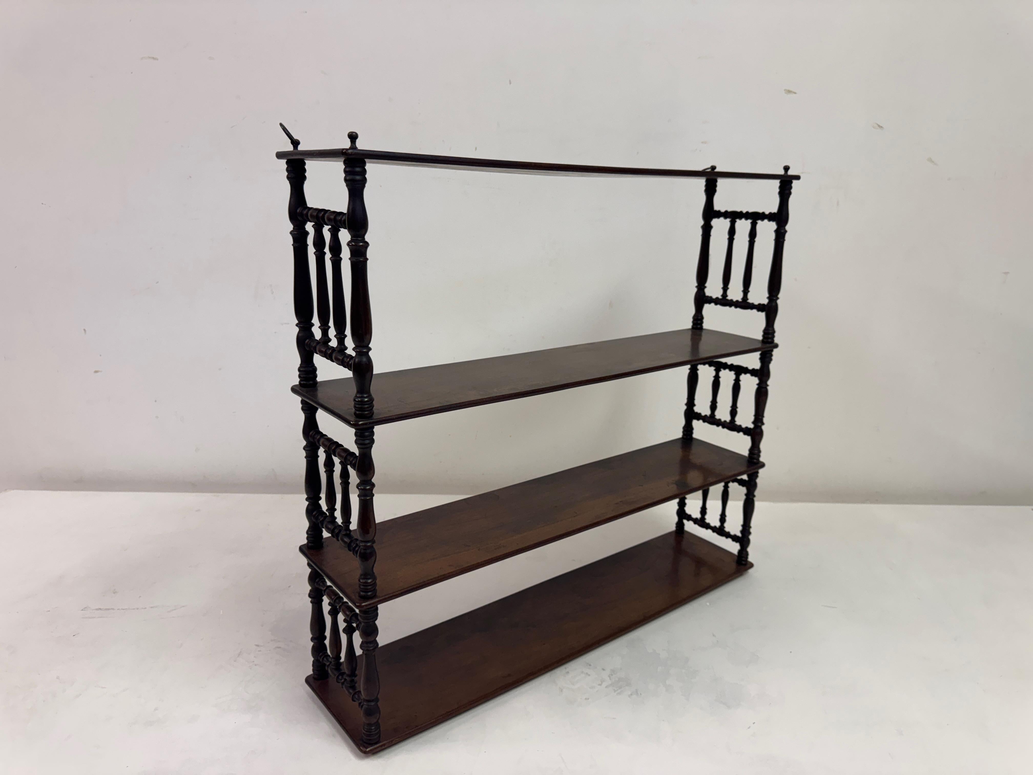 Estantes colgantes de pared del siglo XIX con soportes torneados en venta 6