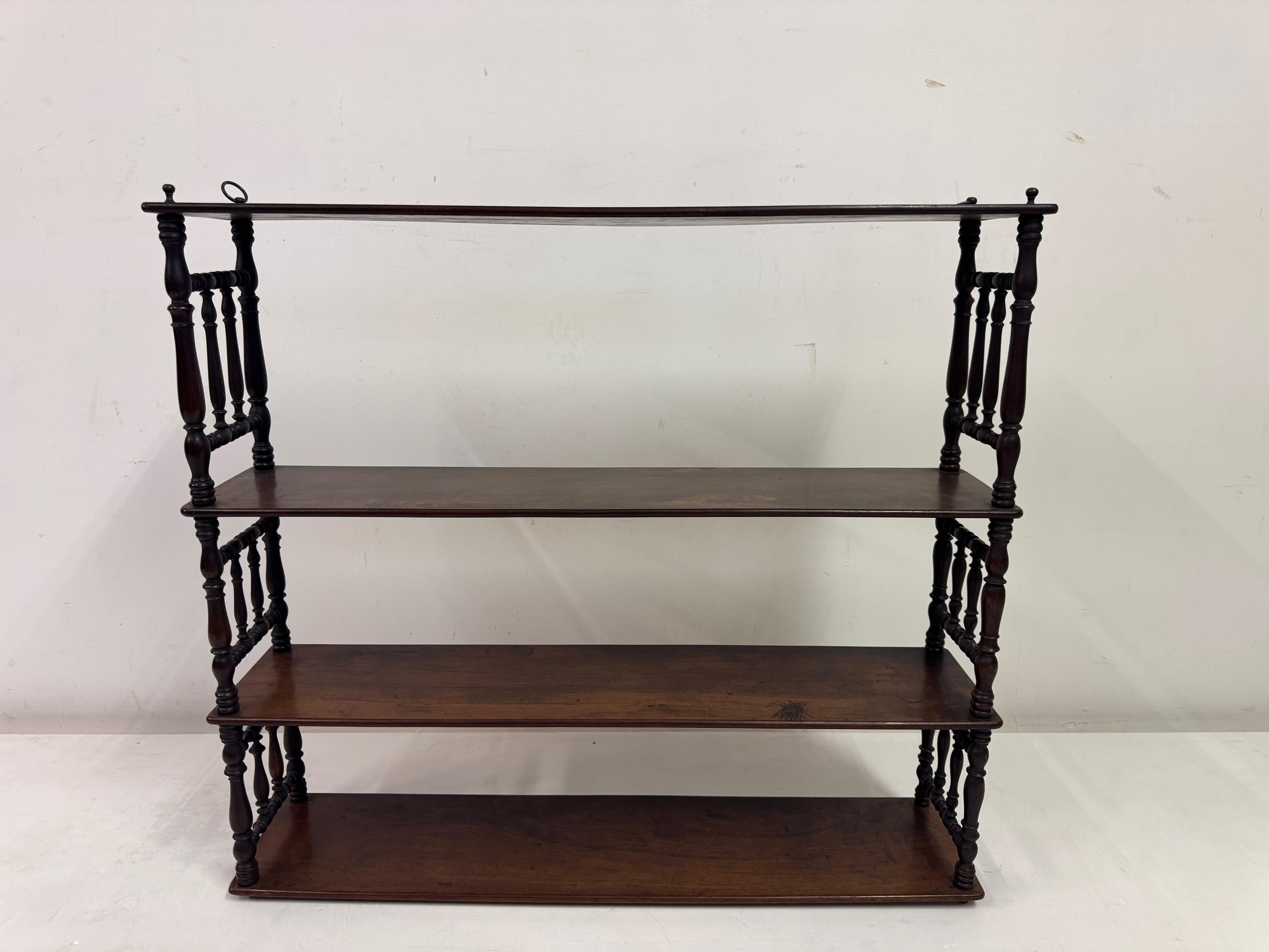 Estantes colgantes de pared del siglo XIX con soportes torneados Victoriano en venta