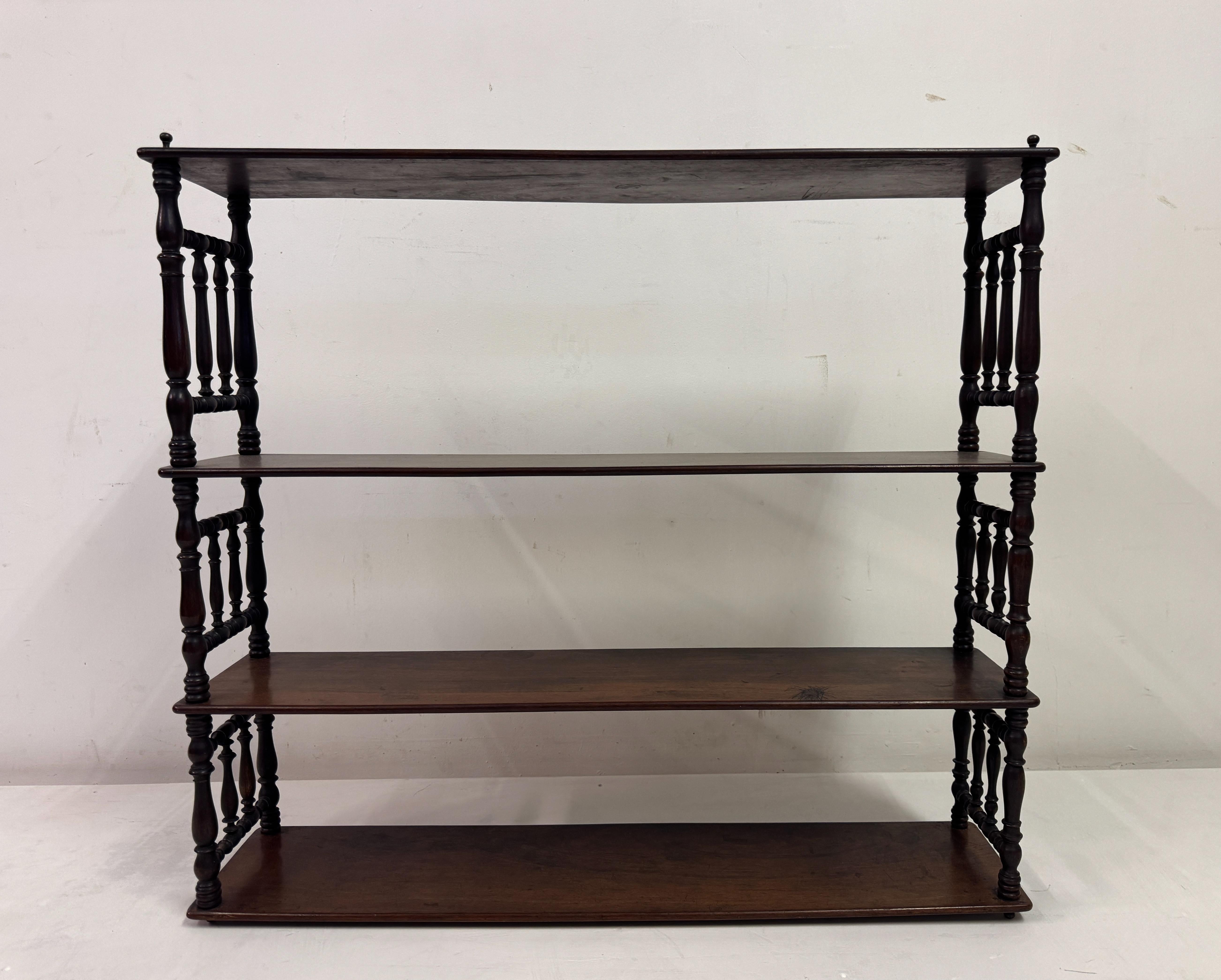 Estantes colgantes de pared del siglo XIX con soportes torneados Británico en venta