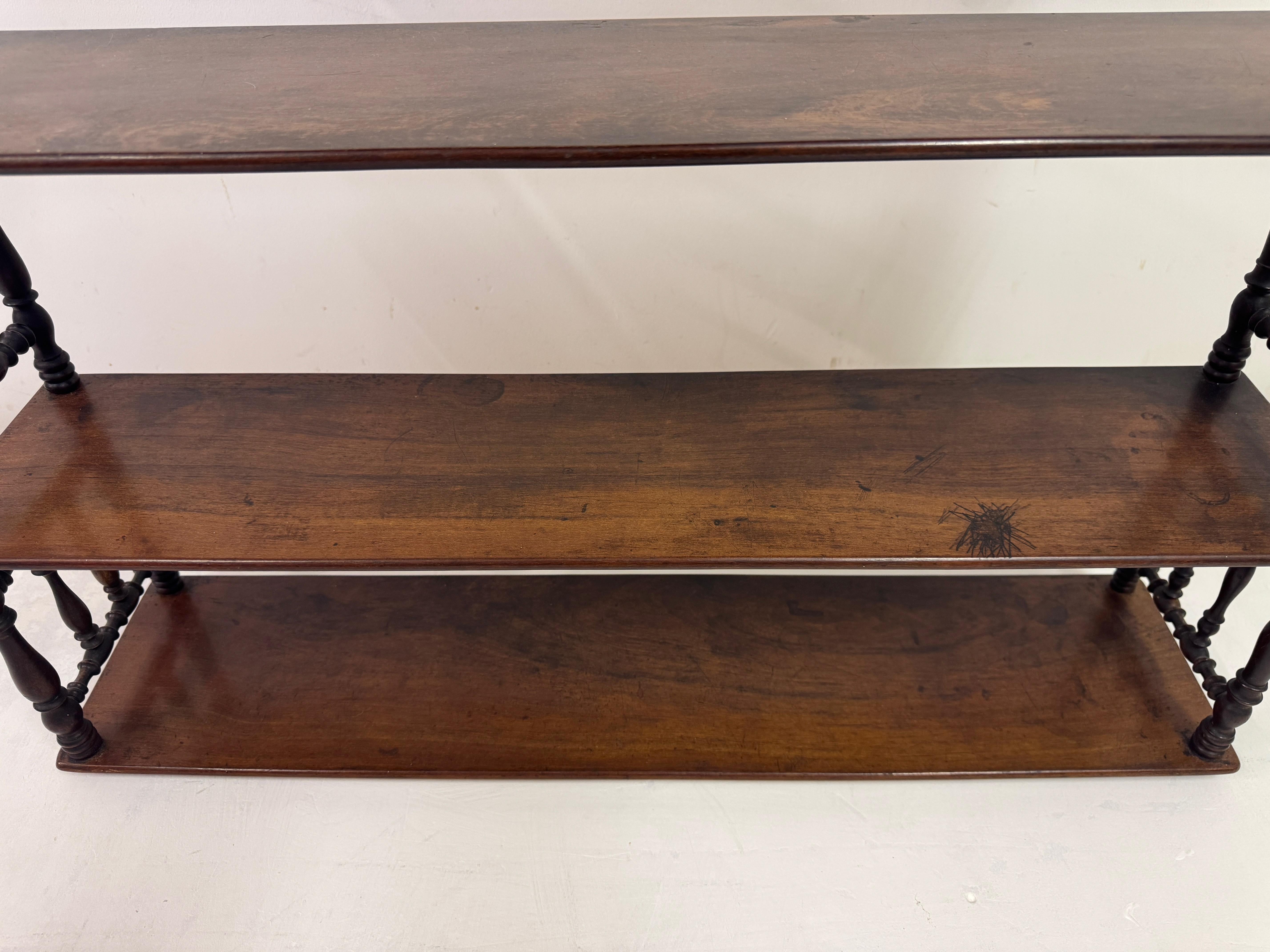 Estantes colgantes de pared del siglo XIX con soportes torneados en Bastante bueno estado para la venta en London, London