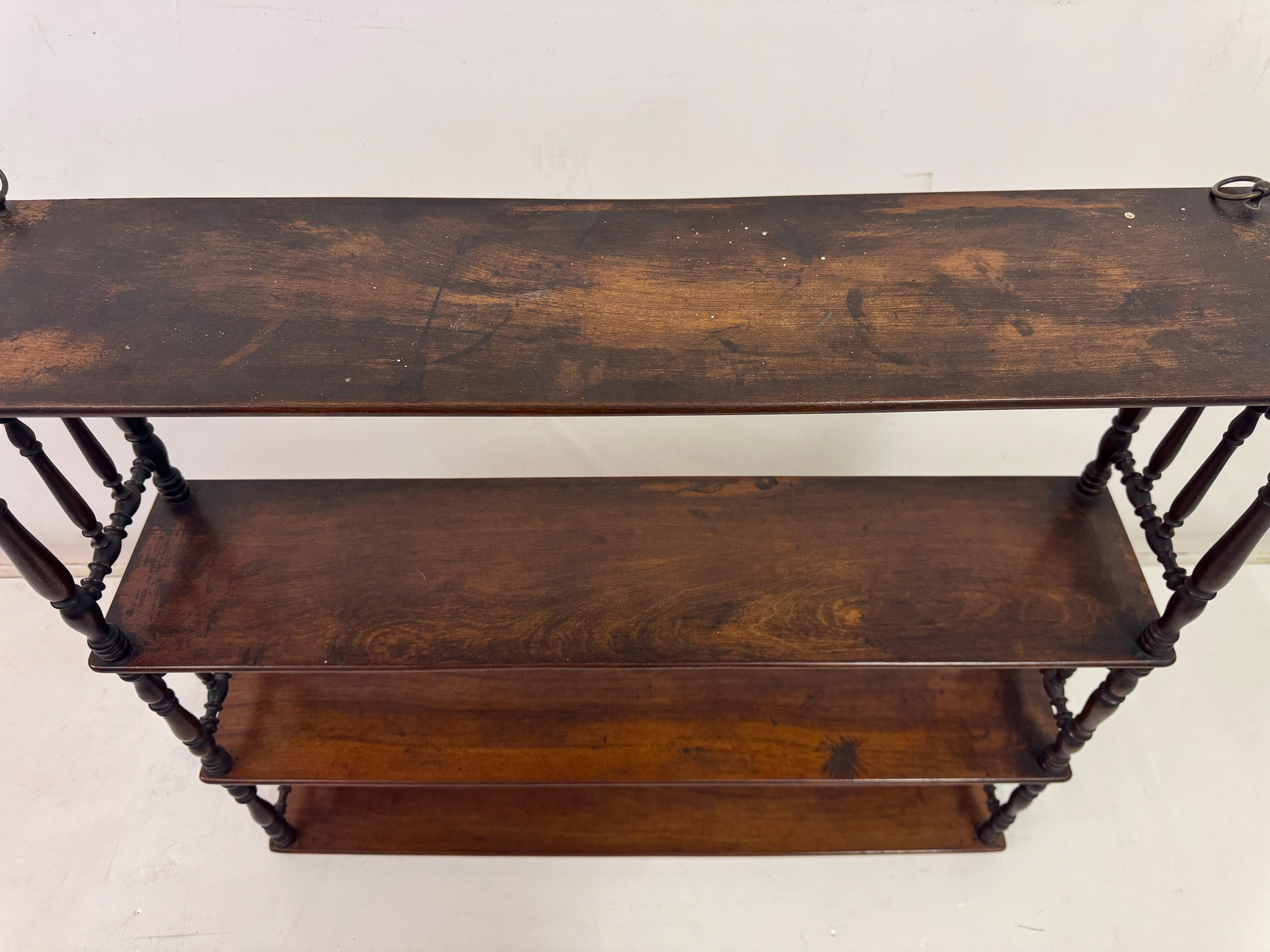 Estantes colgantes de pared del siglo XIX con soportes torneados Nogal en venta