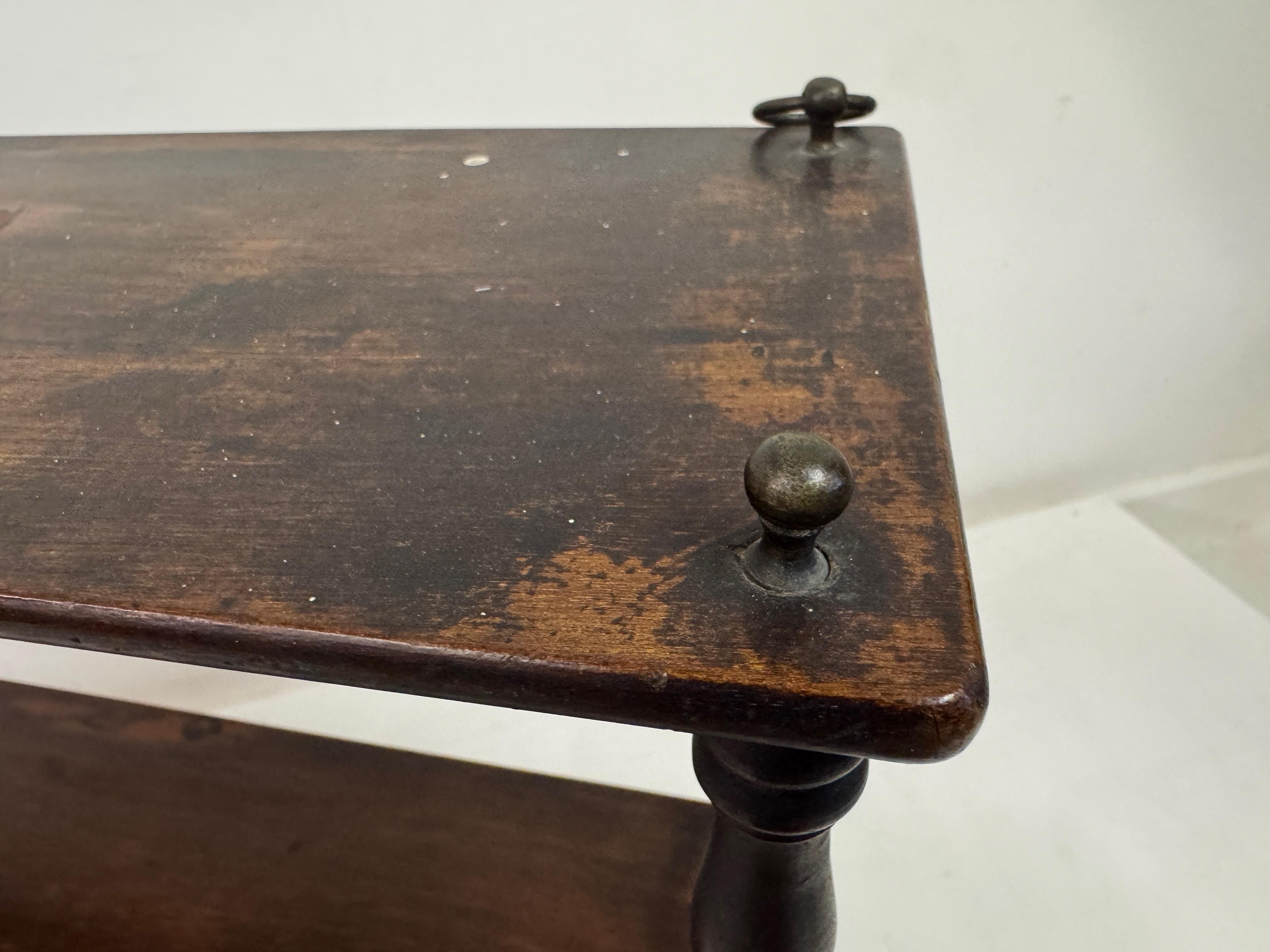 Estantes colgantes de pared del siglo XIX con soportes torneados en venta 2