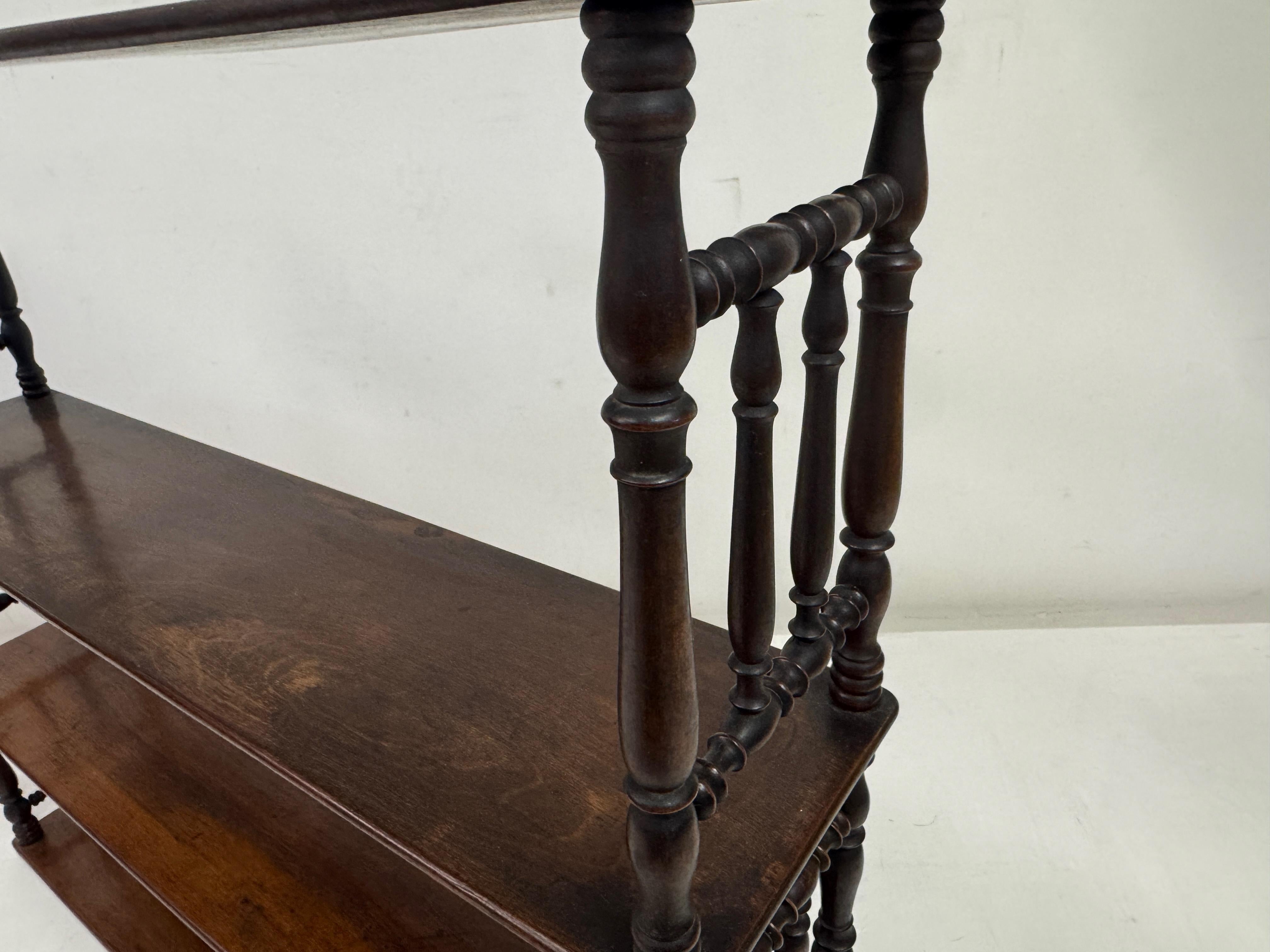 Estantes colgantes de pared del siglo XIX con soportes torneados en venta 3