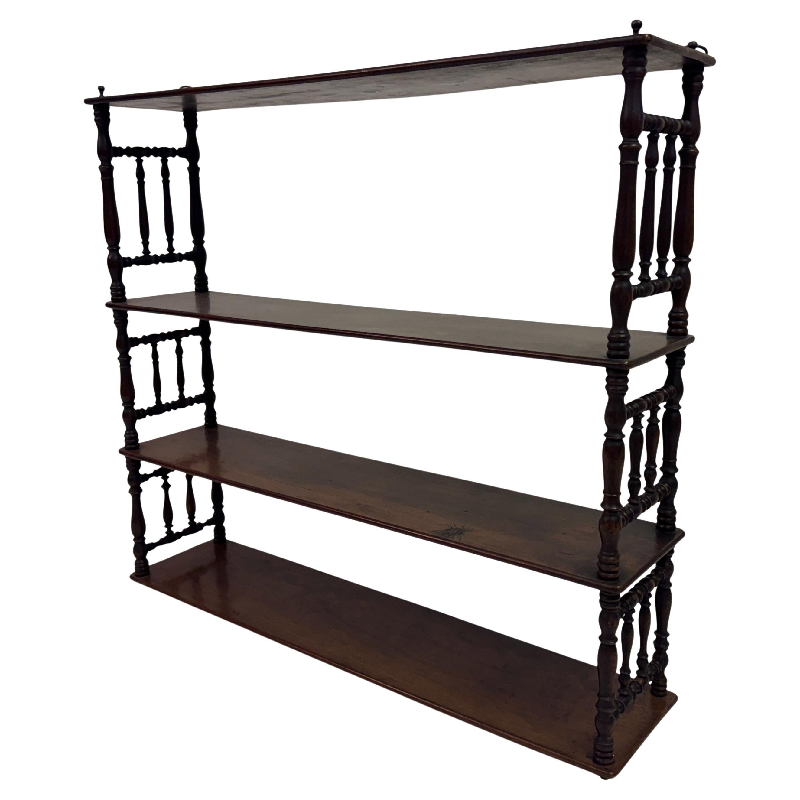 Estantes colgantes de pared del siglo XIX con soportes torneados en venta