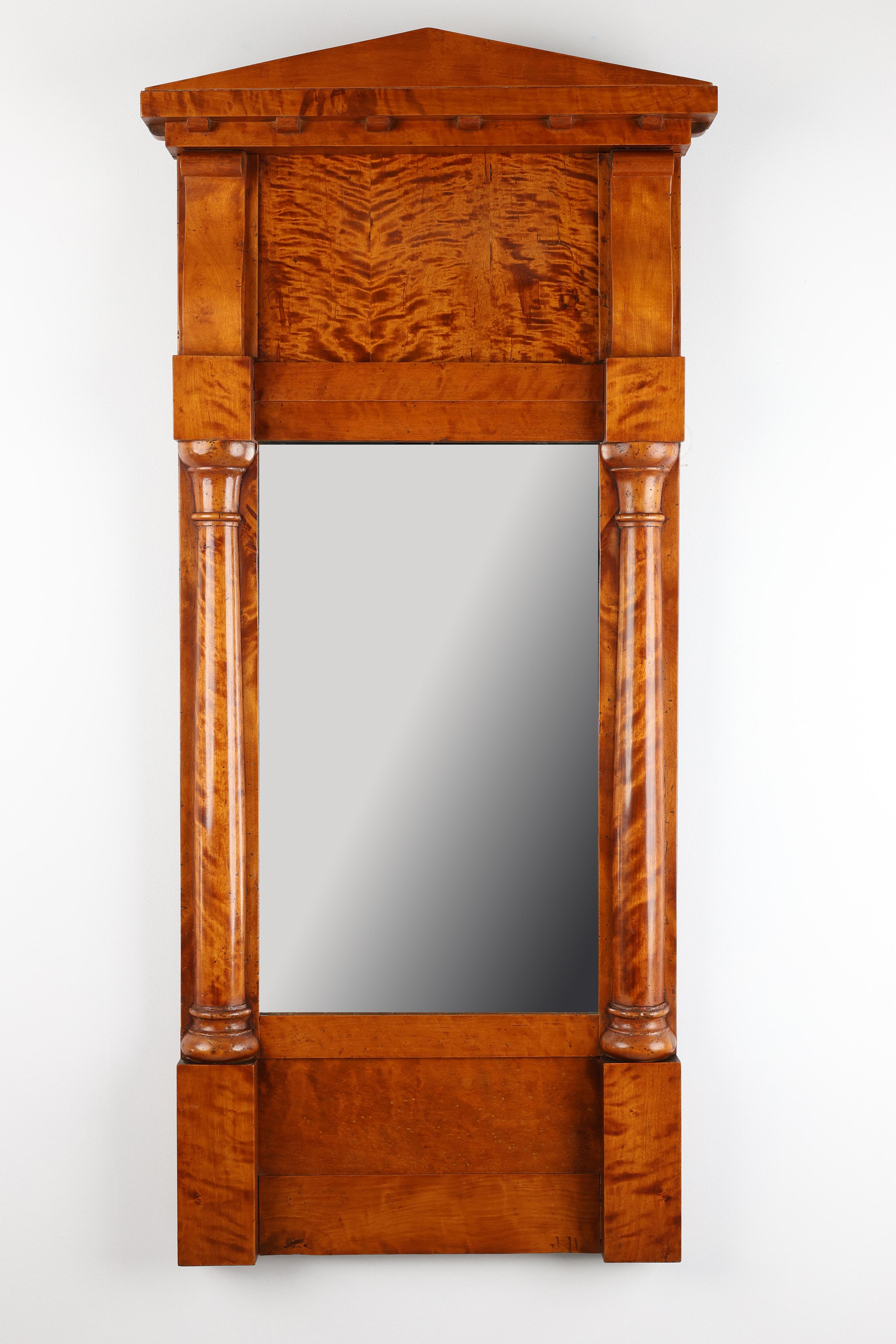 Début du 19e siècle Miroir mural - Biedermeier, vers 1830

Un miroir mural élégant et stylé du début du 19e siècle, fabriqué pendant la période Biedermeier vers 1830. Le design impressionnant présente un fronton classique sous la forme d'un toit en