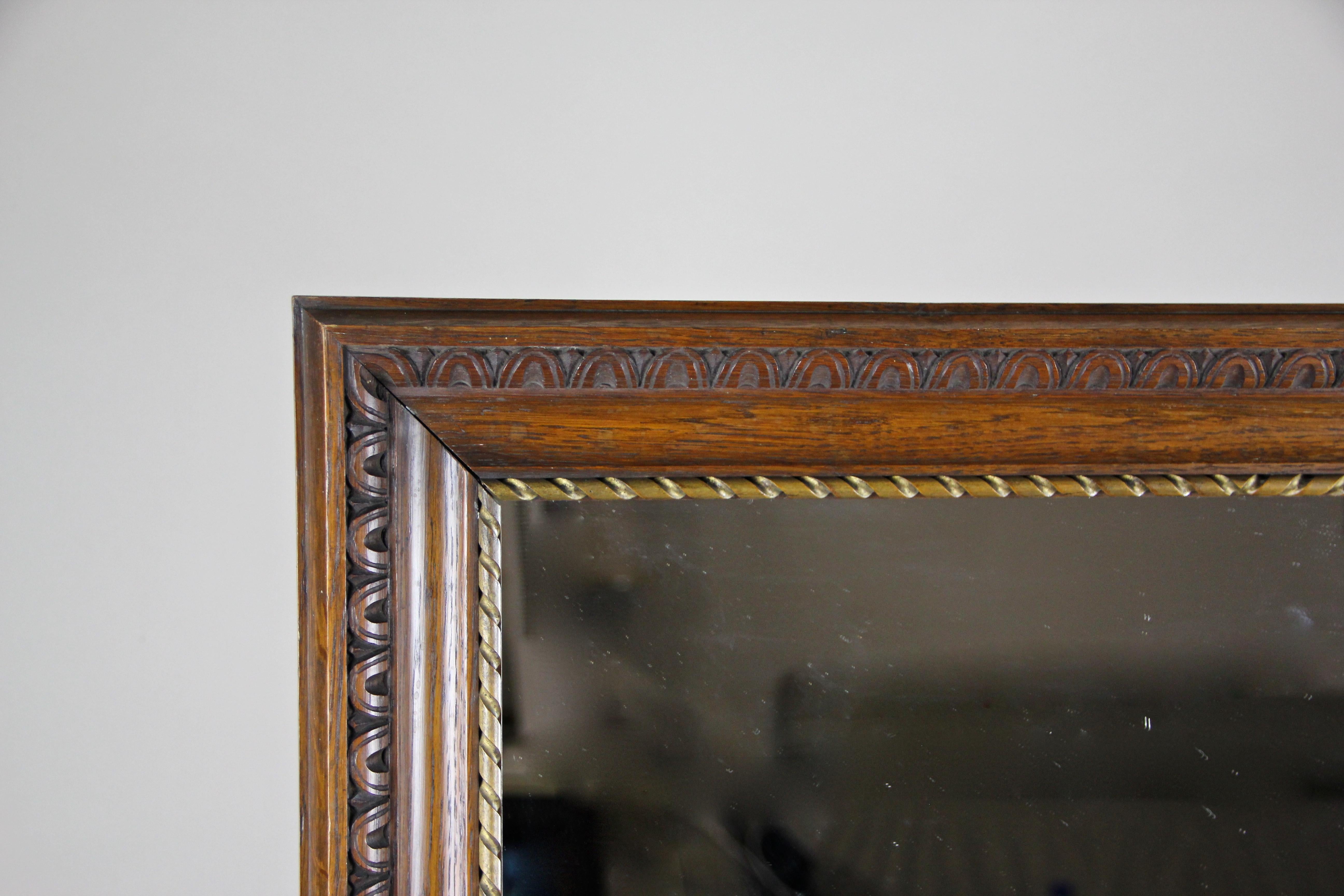 Autrichien miroir mural du 19ème siècle en bois de chêne avec barre dorée torsadée:: Autriche:: vers 1890 en vente