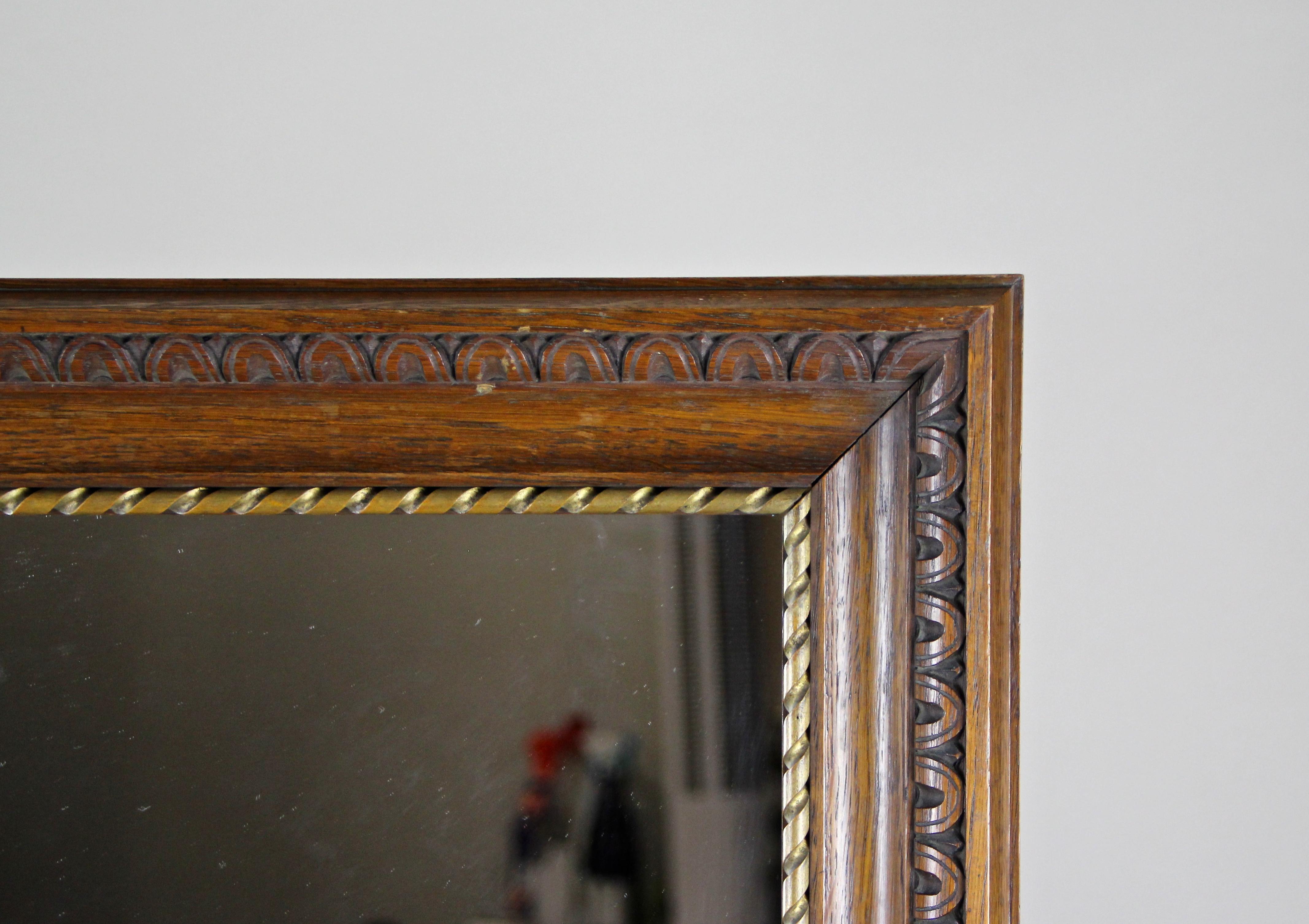 Sculpté à la main miroir mural du 19ème siècle en bois de chêne avec barre dorée torsadée:: Autriche:: vers 1890 en vente