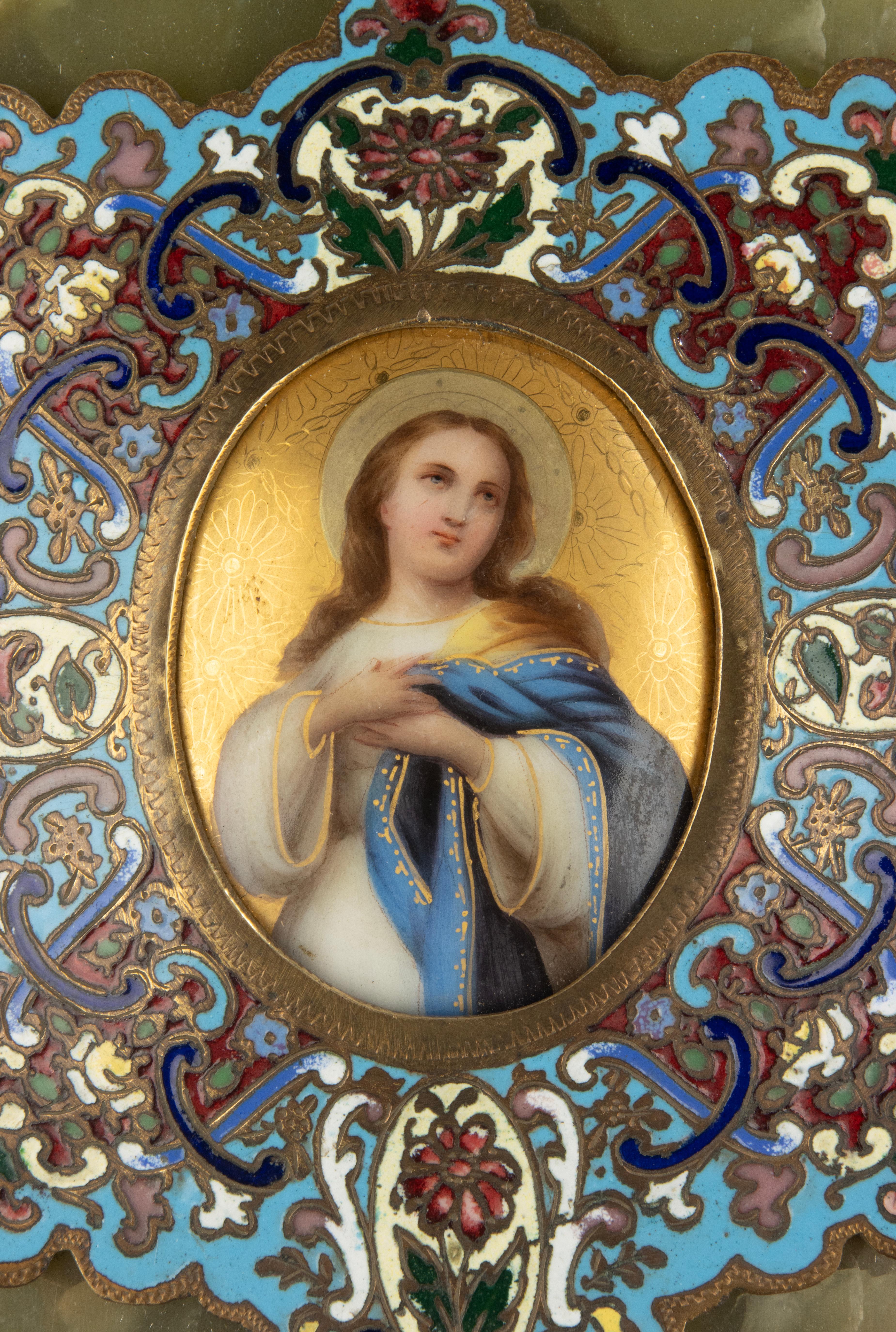 A beautiful antique religious wall plaque.
Made of onyx and enamelled bronze, cloisonné technique.
In the middle a beautiful portrait of the Holy Mary, painted on porcelain.
A beautiful decorative item, in which different forms of craftsmanship are