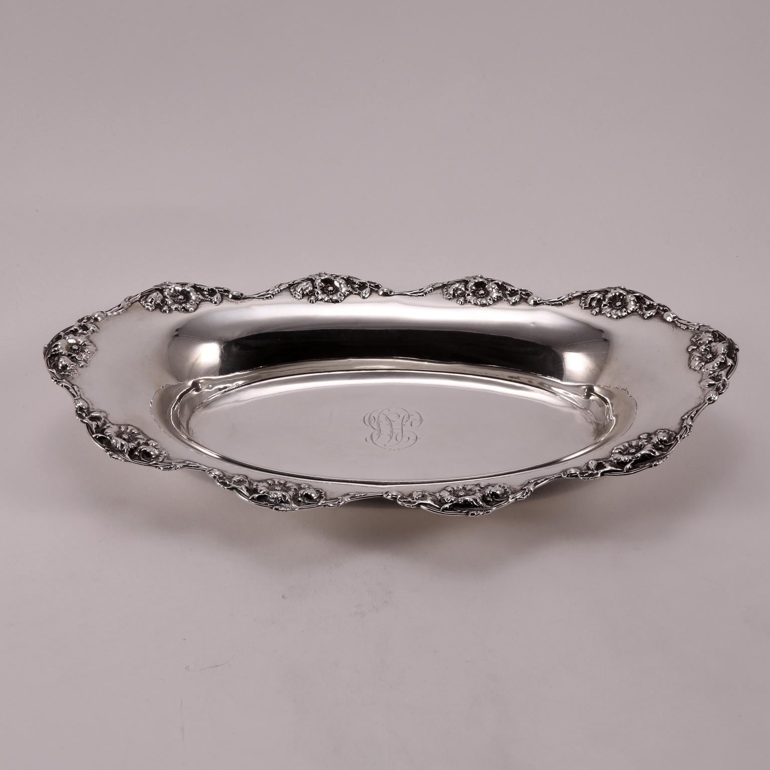 19th Century Wallace Sons Sterling Silver Oval Bowl Decorated with Flowers In Good Condition For Sale In Florence, IT