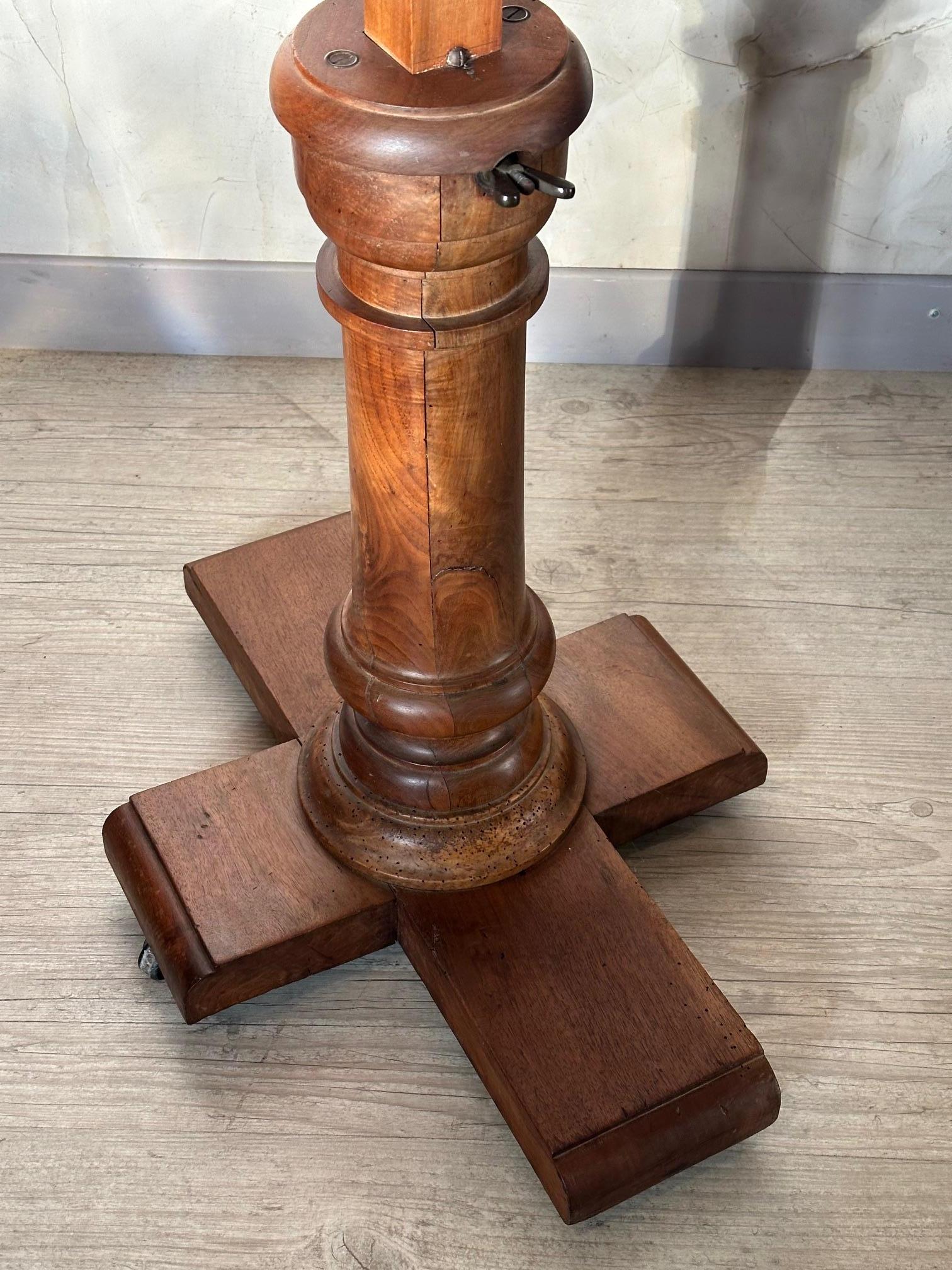 Table de lecture réglable en noyer du XIXe siècle, années 1890 en vente 6