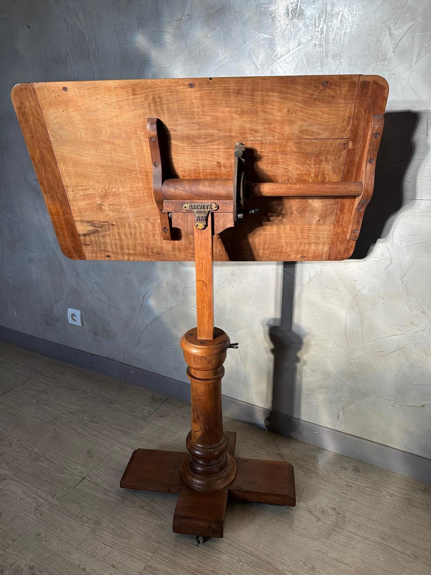 Table de lecture réglable en noyer du XIXe siècle, années 1890 en vente 7