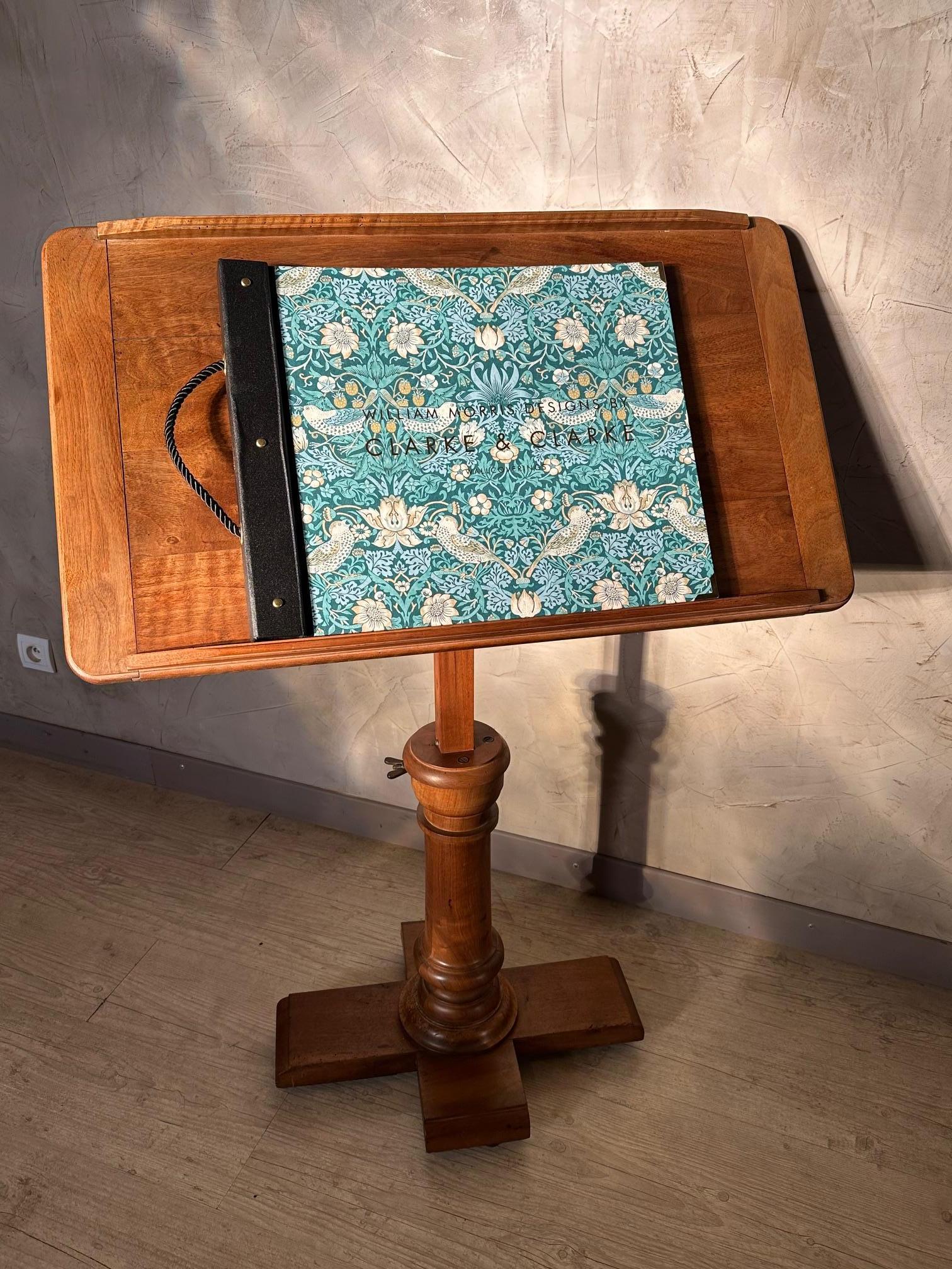 Table de lecture réglable en noyer du XIXe siècle, années 1890 en vente 9