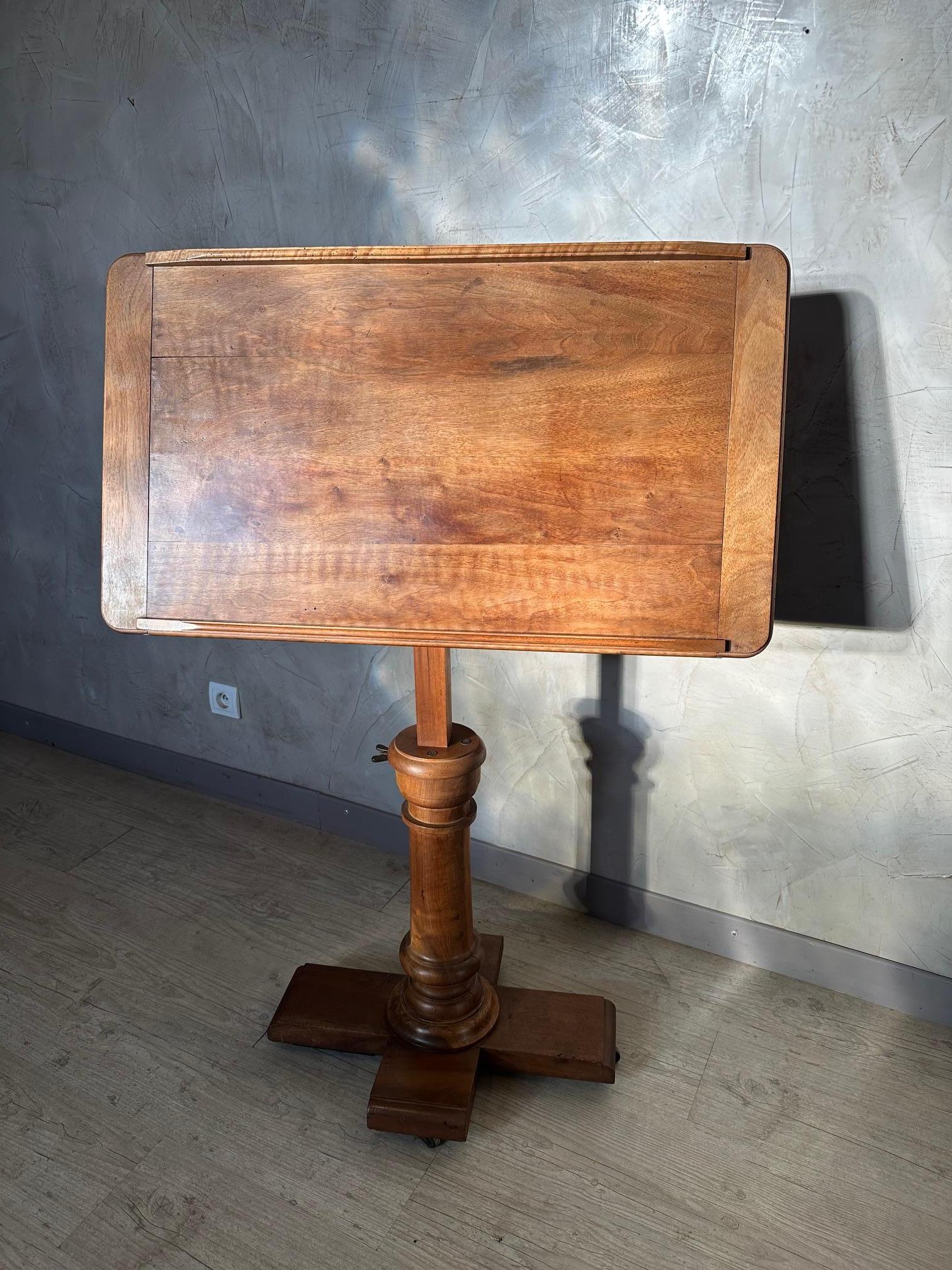 Très belle table pupitre en noyer datant de la fin du 19ème siècle.
Le système breveté permet de déplacer la surface d'écriture de gauche à droite ou inversement, de l'élever ou de l'abaisser.
Un système en fonte permet d'incliner la surface