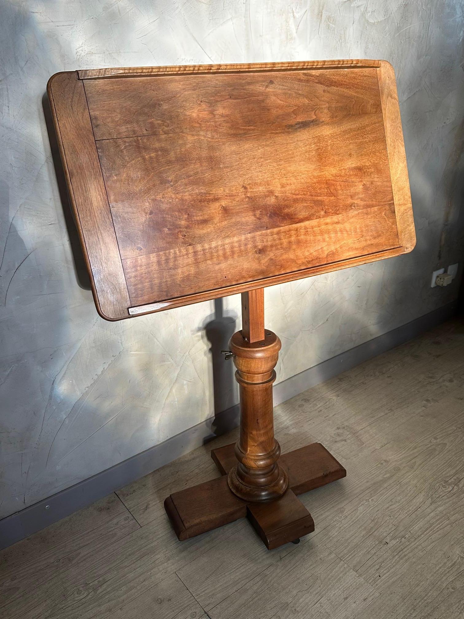 Français Table de lecture réglable en noyer du XIXe siècle, années 1890 en vente