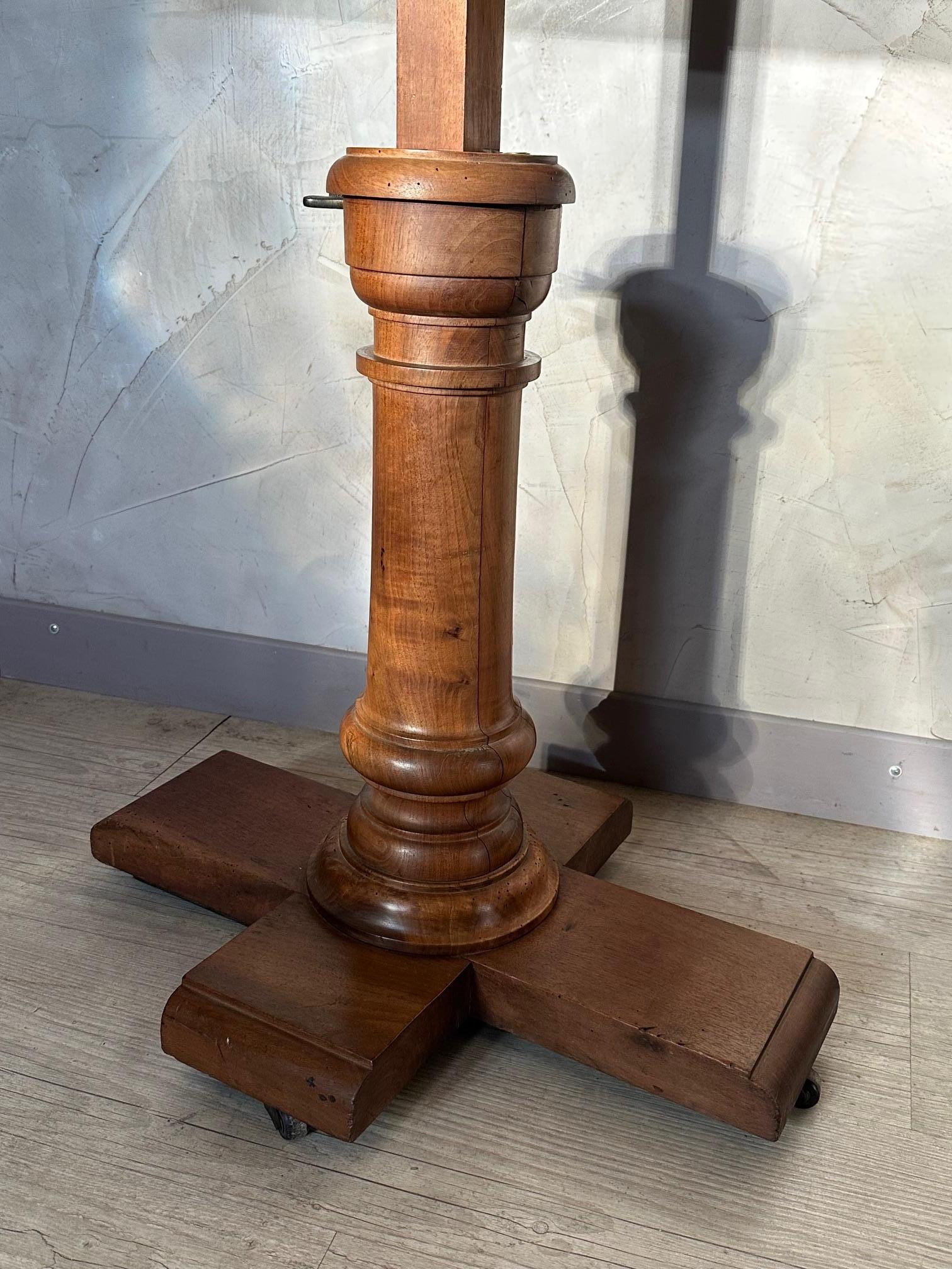 Table de lecture réglable en noyer du XIXe siècle, années 1890 Bon état - En vente à LEGNY, FR